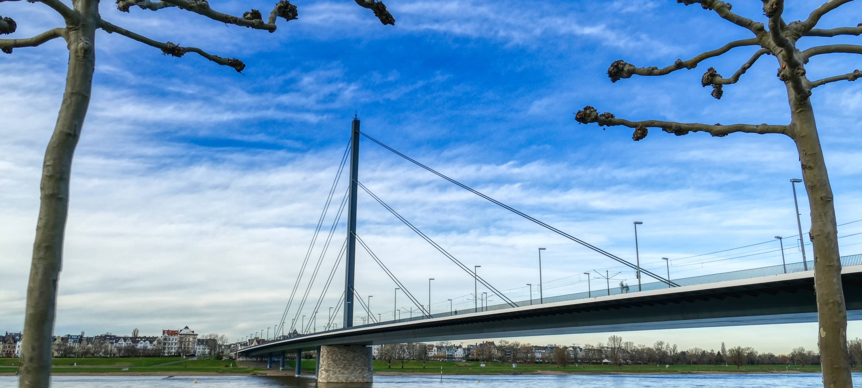 Die Oberkasseler Brücke. Blick von der Altstadt nach Oberkassel.