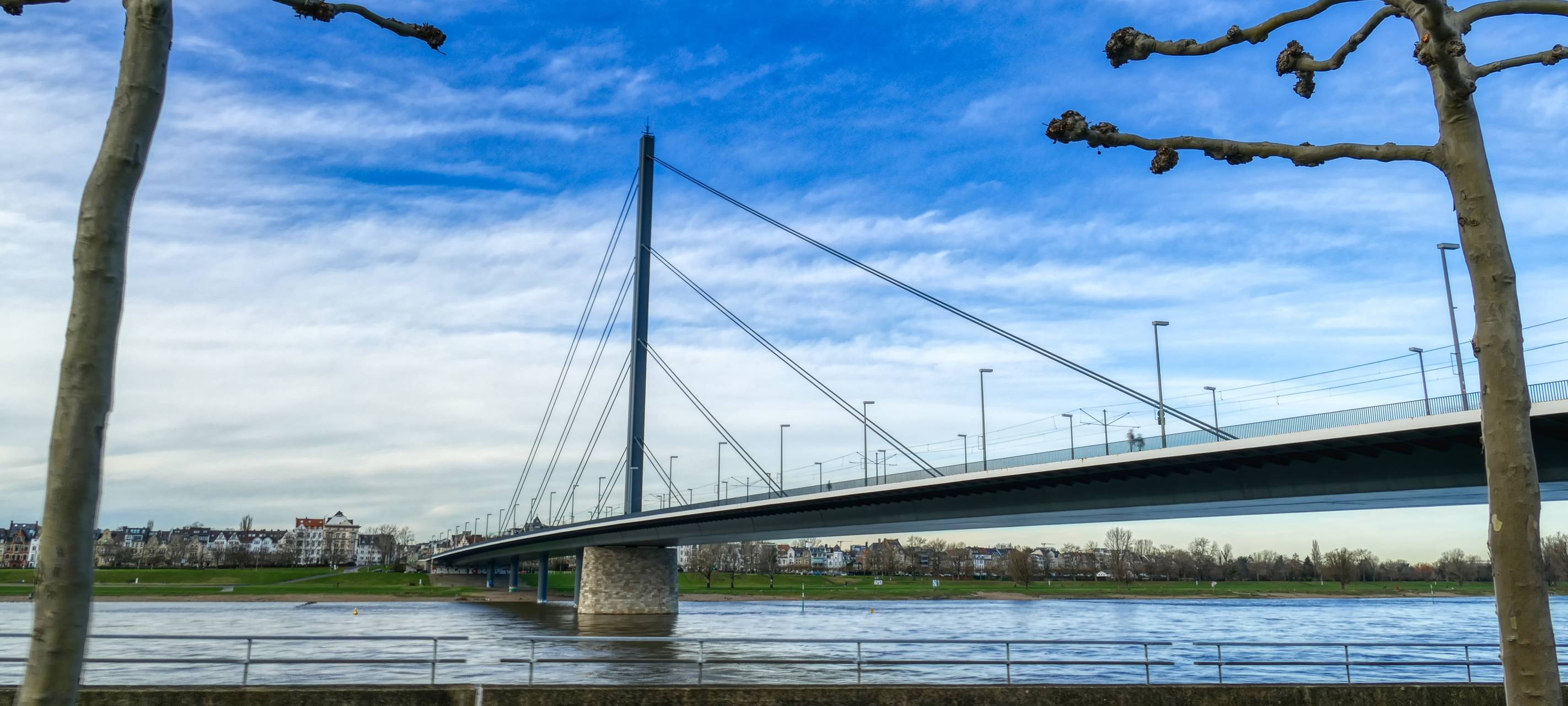 Die Oberkasseler Brücke. Blick von der Altstadt nach Oberkassel.