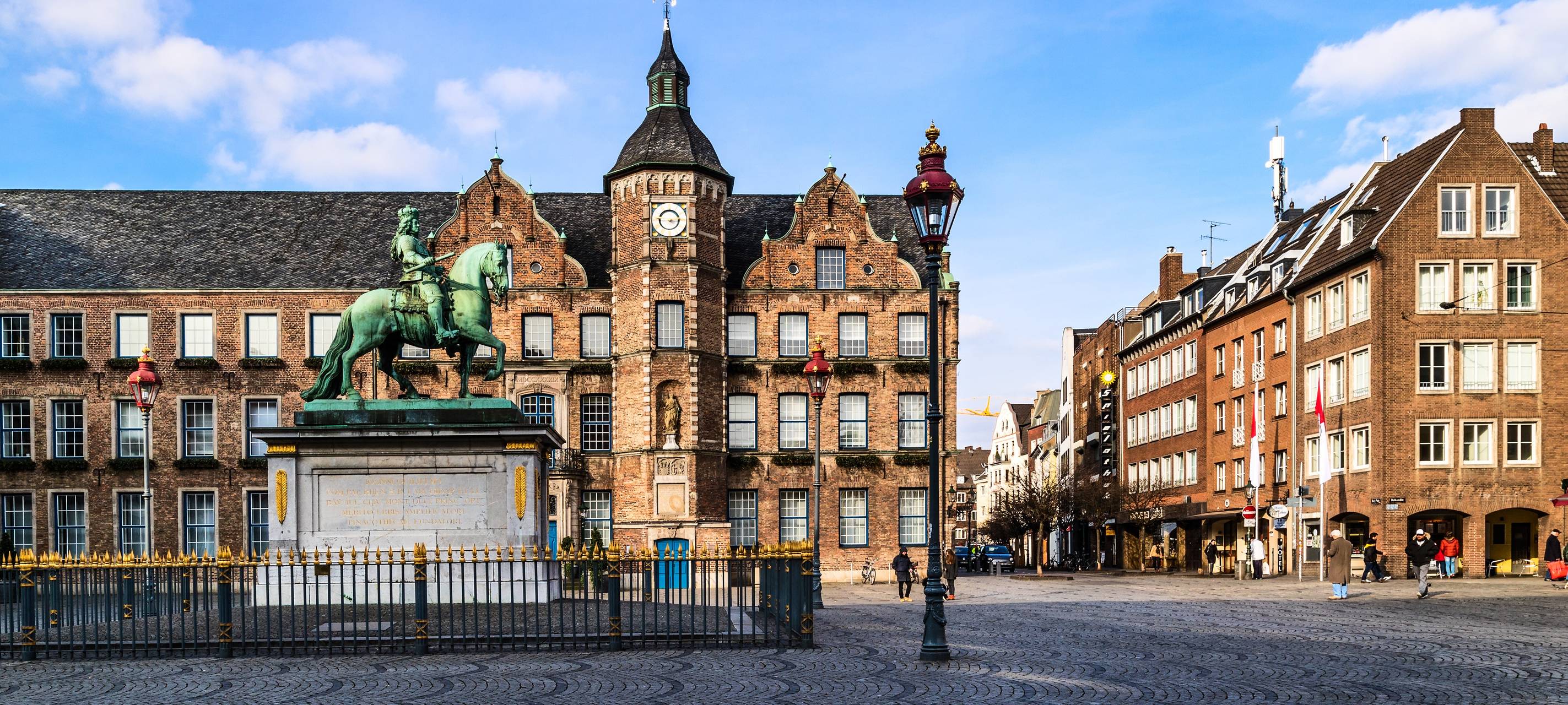 Das Düsseldorfer Rathaus auf dem Marktplatz in der Altstadt.
