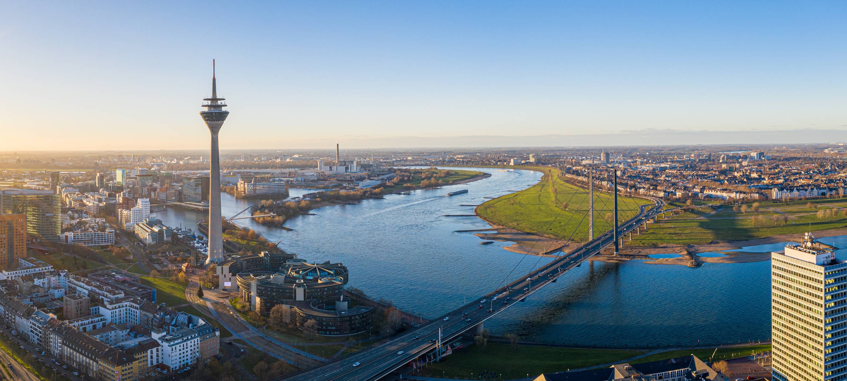 Düsseldorf von oben. Unter anderem mit Rheinkniebrücke, dem Rheinturm, dem Rhein und dem Landtag.