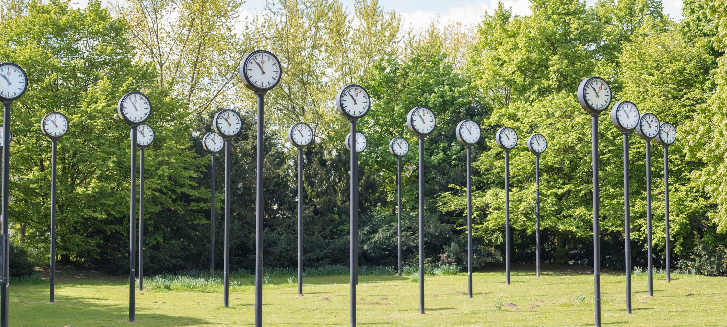 Das Uhrenfeld vor dem Volksgarten in Düsseldorf.