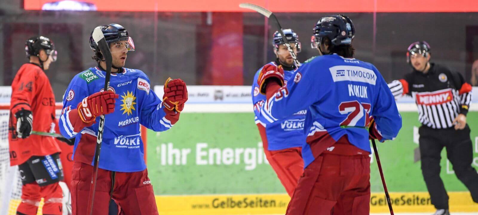 DEG-Spieler bejubeln den Auswärtssieg bei den Füchsen Duisburg.