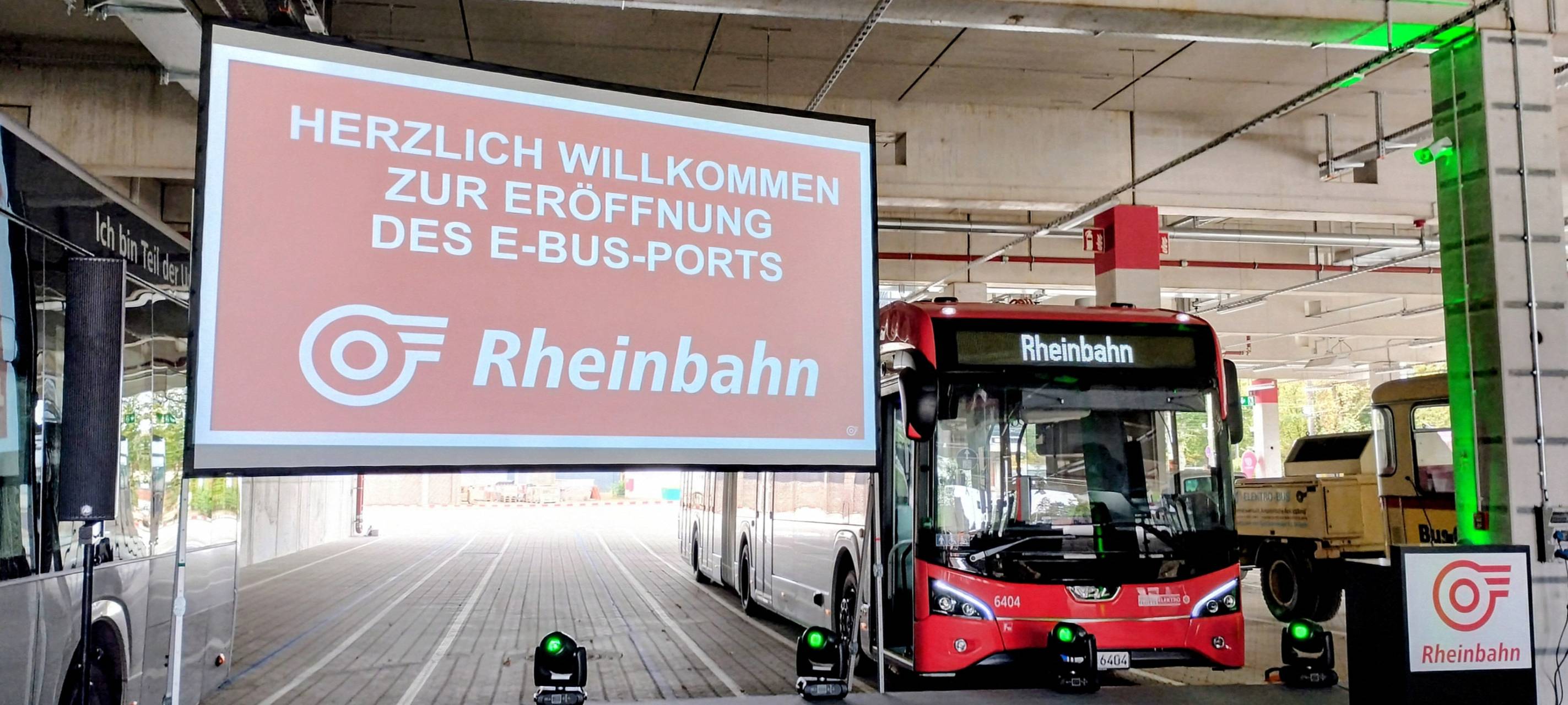 Der neue E-Bus-Port der Rheinbahn in Heerdt. Ein E-Bus steht an der Ladestation