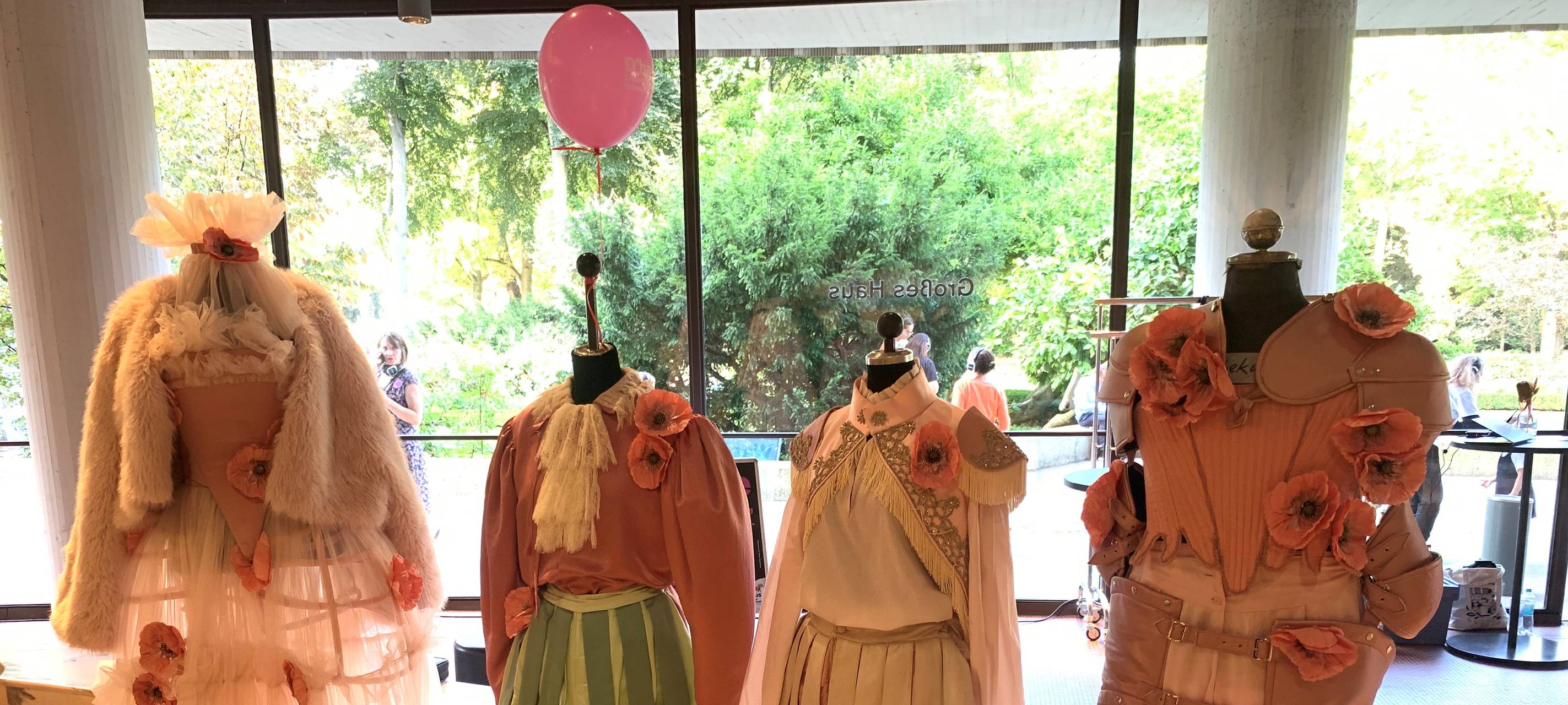 Vier Modepuppen ohne Kopf, auf denen Kostüme präsentiert werden.
