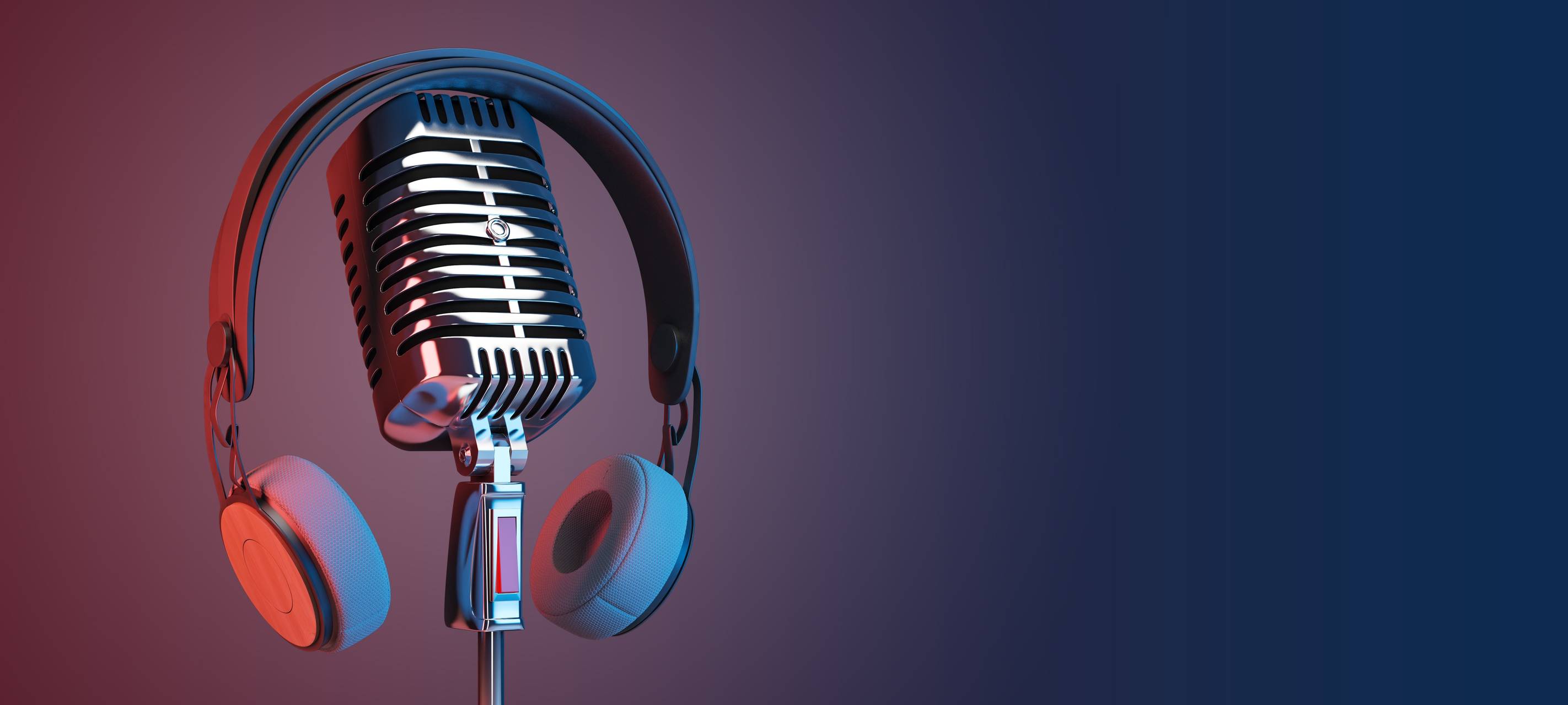 Podcast- und Radiokonzept mit Retro-Mikrofon und Kopfhörern auf leerem Holztisch vor dunkler, leerer Wand.