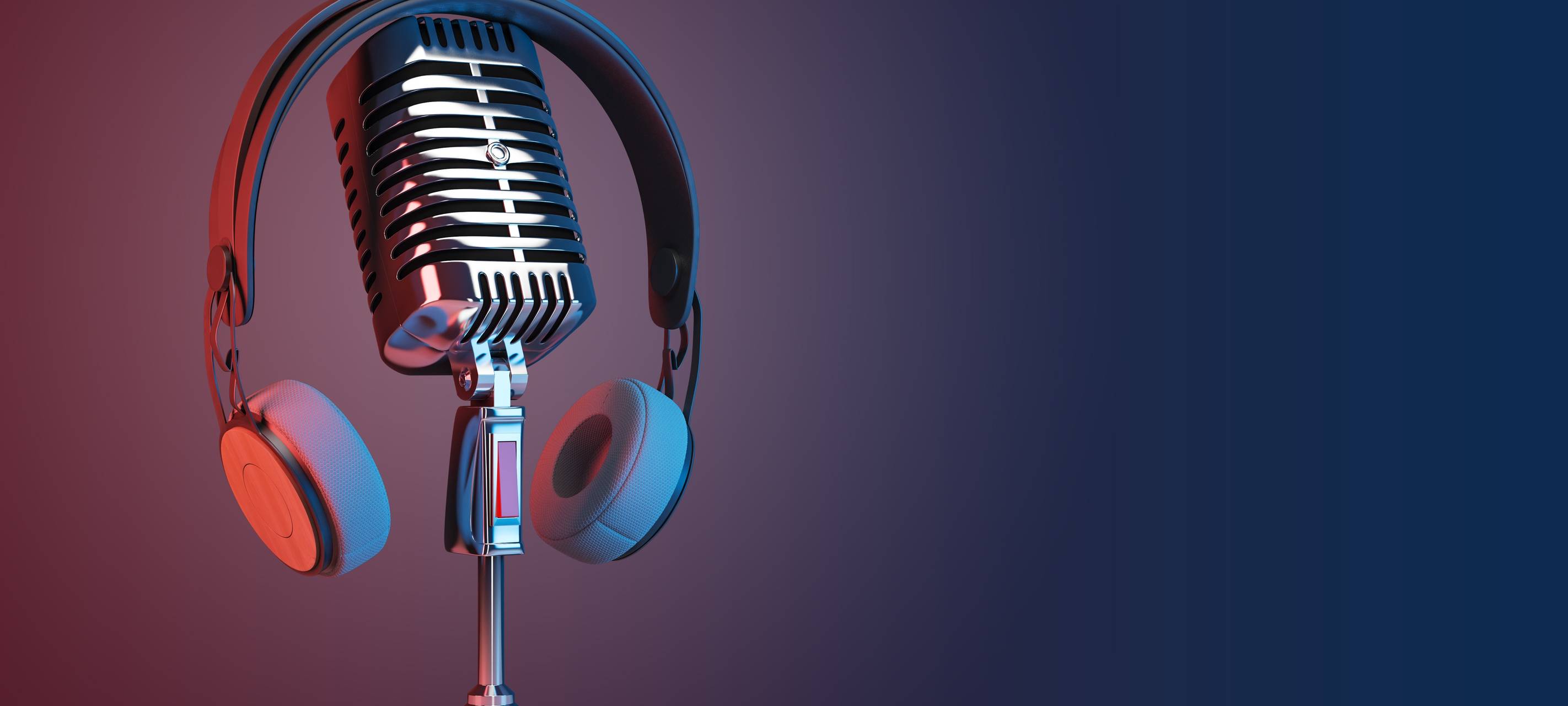 Podcast- und Radiokonzept mit Retro-Mikrofon und Kopfhörern auf leerem Holztisch vor dunkler, leerer Wand.