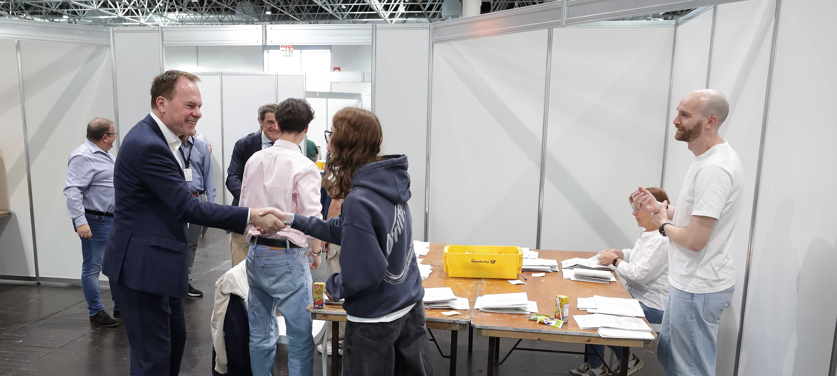 Oberbürgermeister Dr. Stephan Keller und Beigeordneter Christian Zaum haben sich bei den ehrenamtlichen Wahlhelfenden im Briefwahlzentrum in der Messehalle für ihr Engagement bedankt.