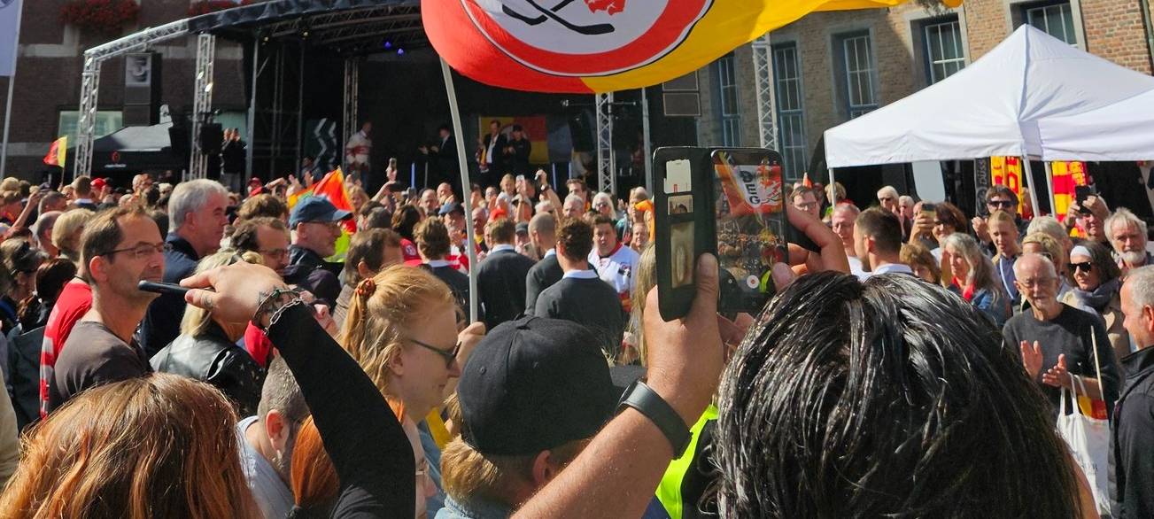 DEG-Fans feiern die Saisoneröffnung auf dem Marktplatz vor dem Düsseldorfer Rathaus.
