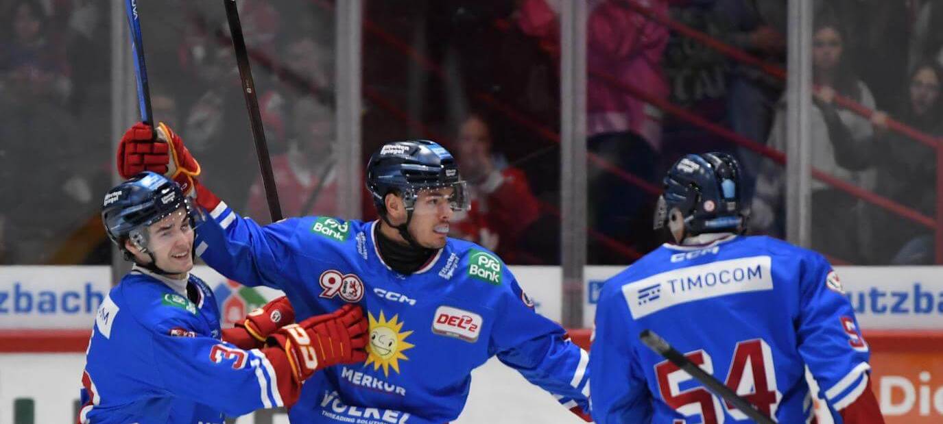 DEG-Spieler bejubeln ein Tor im Testspiel gegen Bad Nauheim.