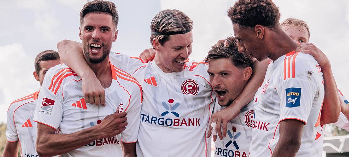 Fortuna-Spieler bejubeln ein Tor im Auswärtsspiel bei Preußen Münster.