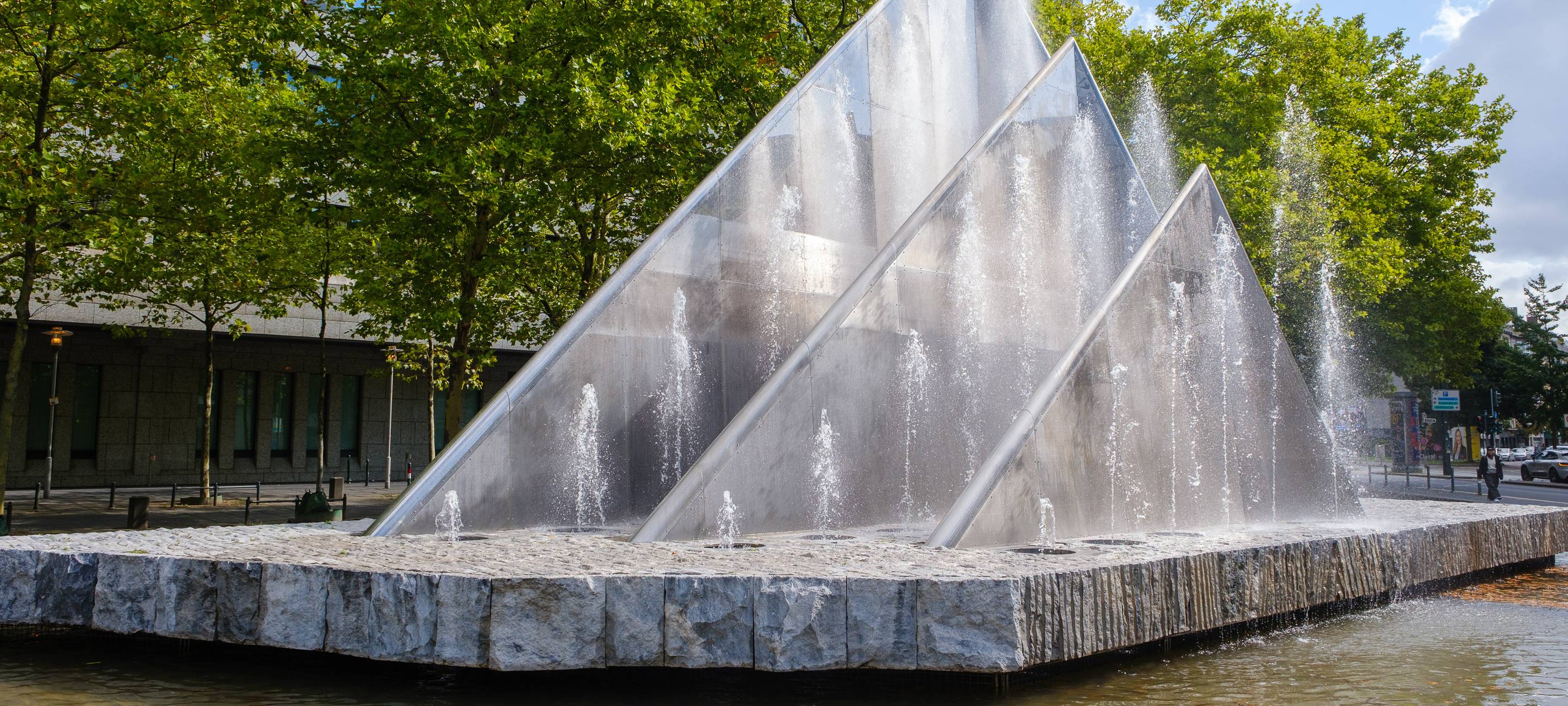Der sprudelnde Segelbrunnen am Platz der Deutschen Einheit.