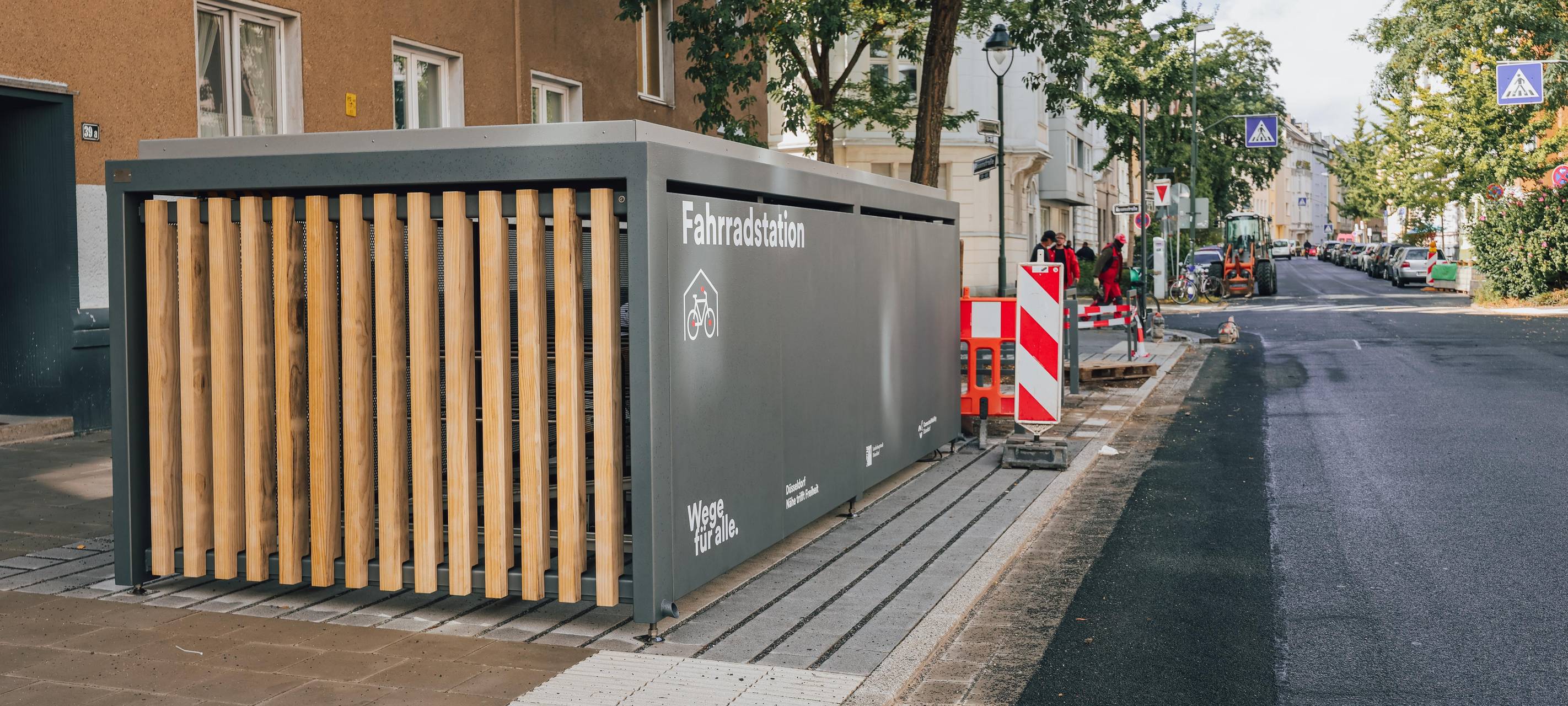 Die neu errichtete Mobilitätsstation an der Rochusstraße in Pempelfort. Zu sehen ist die Fahrradstation, die noch verschlossen ist.