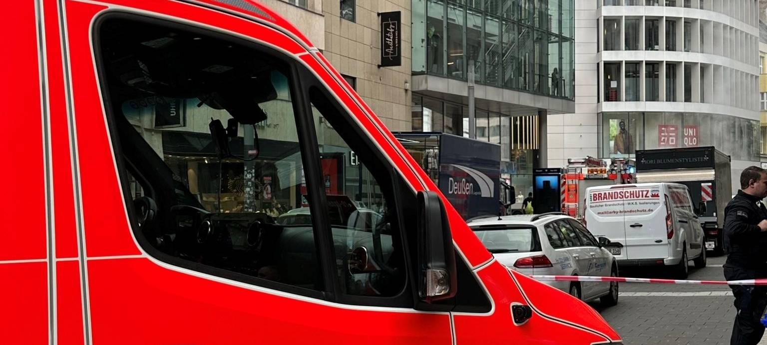 Feuerwehreinsatz auf der Schadowstraße in der Innenstadt. Die Feuerwehr hat den Bereich nach einem Arbeitsunfall gesperrt.