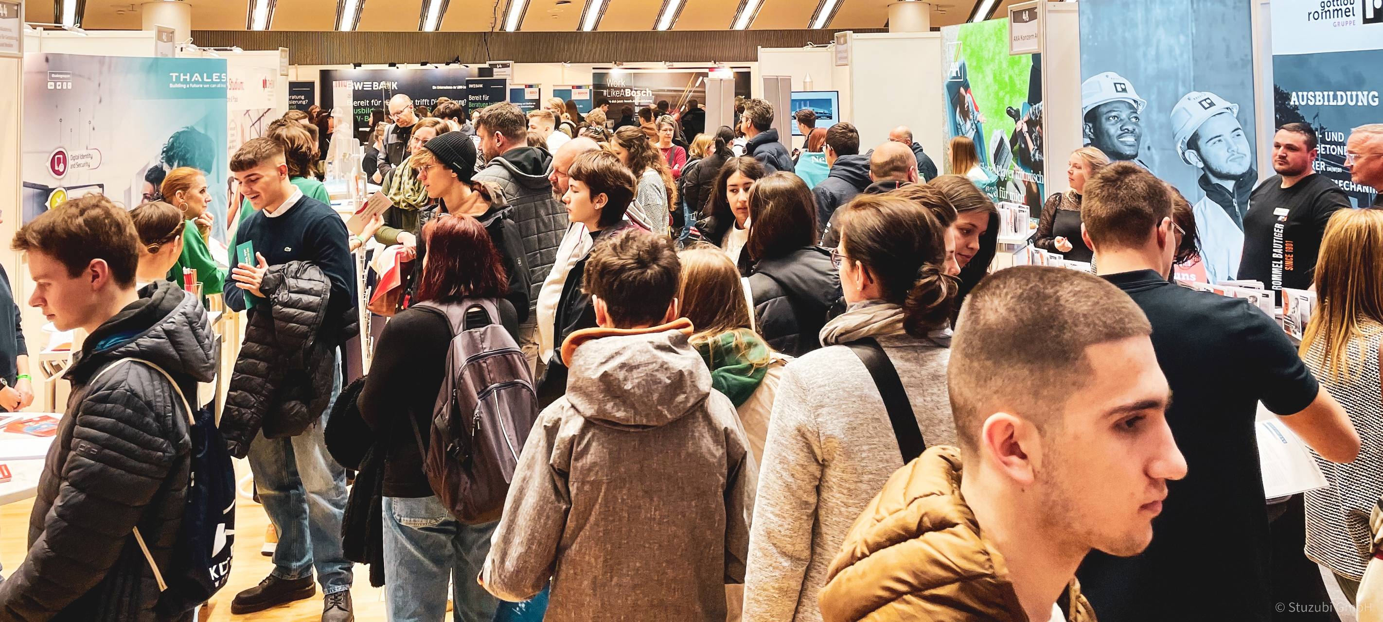 Viele Jugendliche sind auf einer Messe und informieren sich über freie Ausbildungs- und Studienplätze.