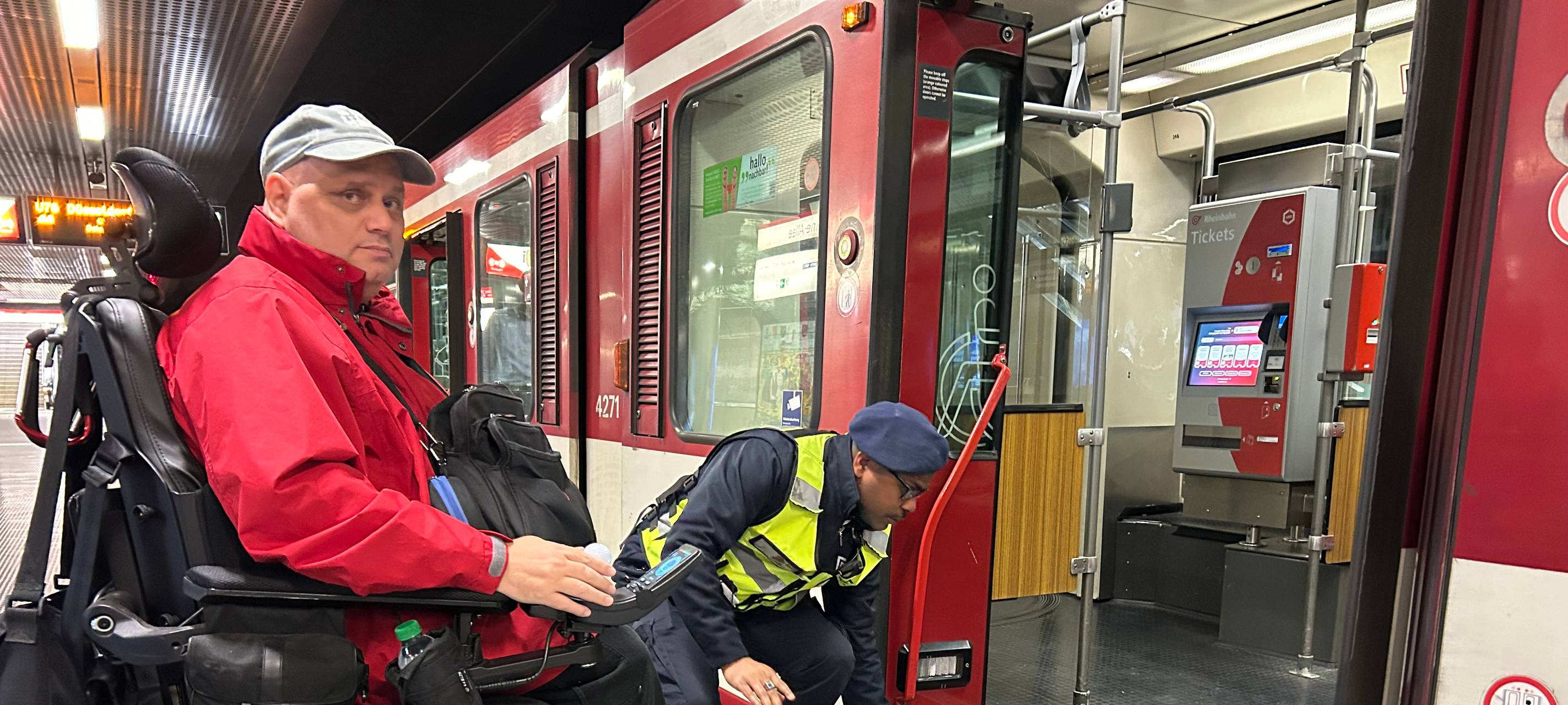 Ein Mann im Rollstuhl kann über eine mobile Rampe am Bahnsteig bequem in die U-Bahn einsteigen.