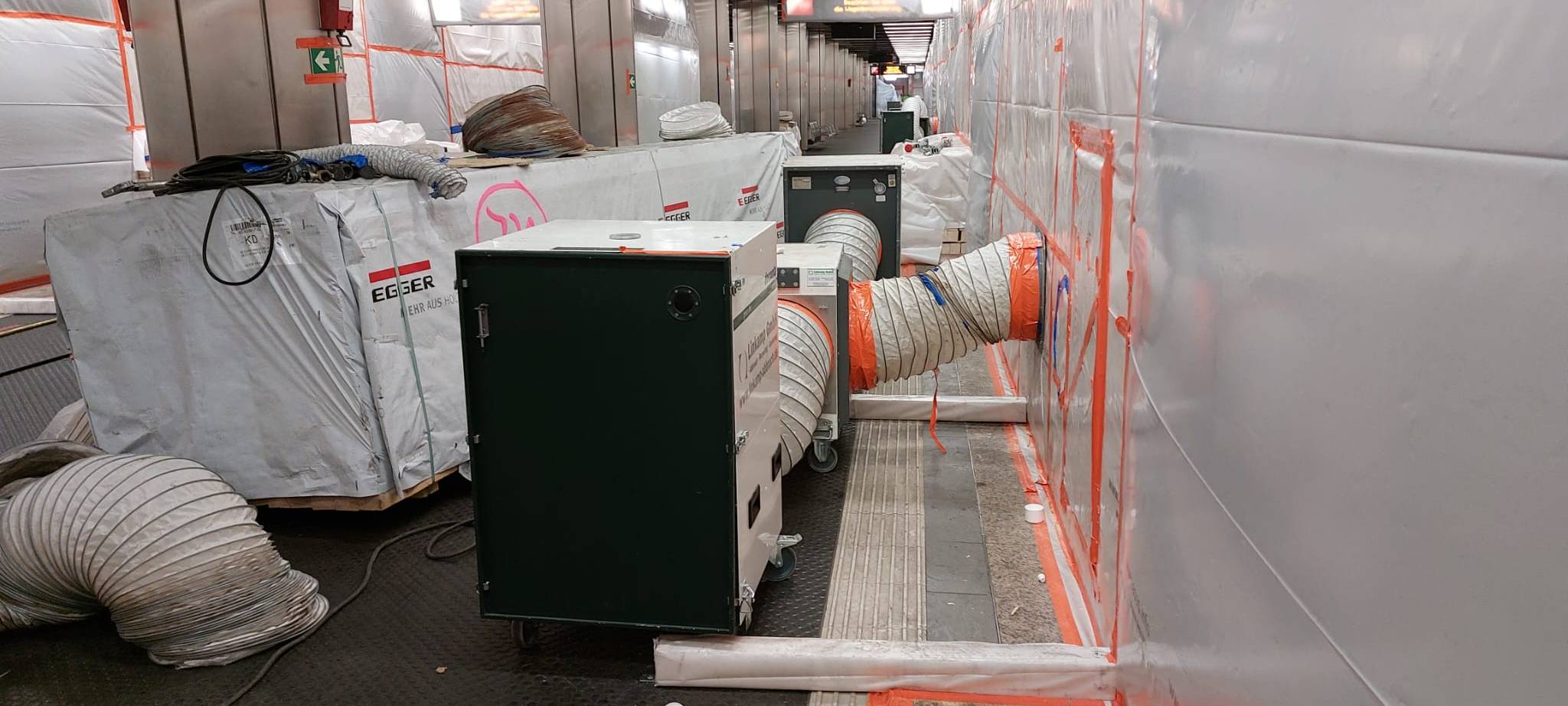 Im Rahmen der Asbestsanierung der U-Bahn-Haltestelle "Nordstraße" wurde eine luftdichte Abtrennung an den Bahnsteigen installiert.