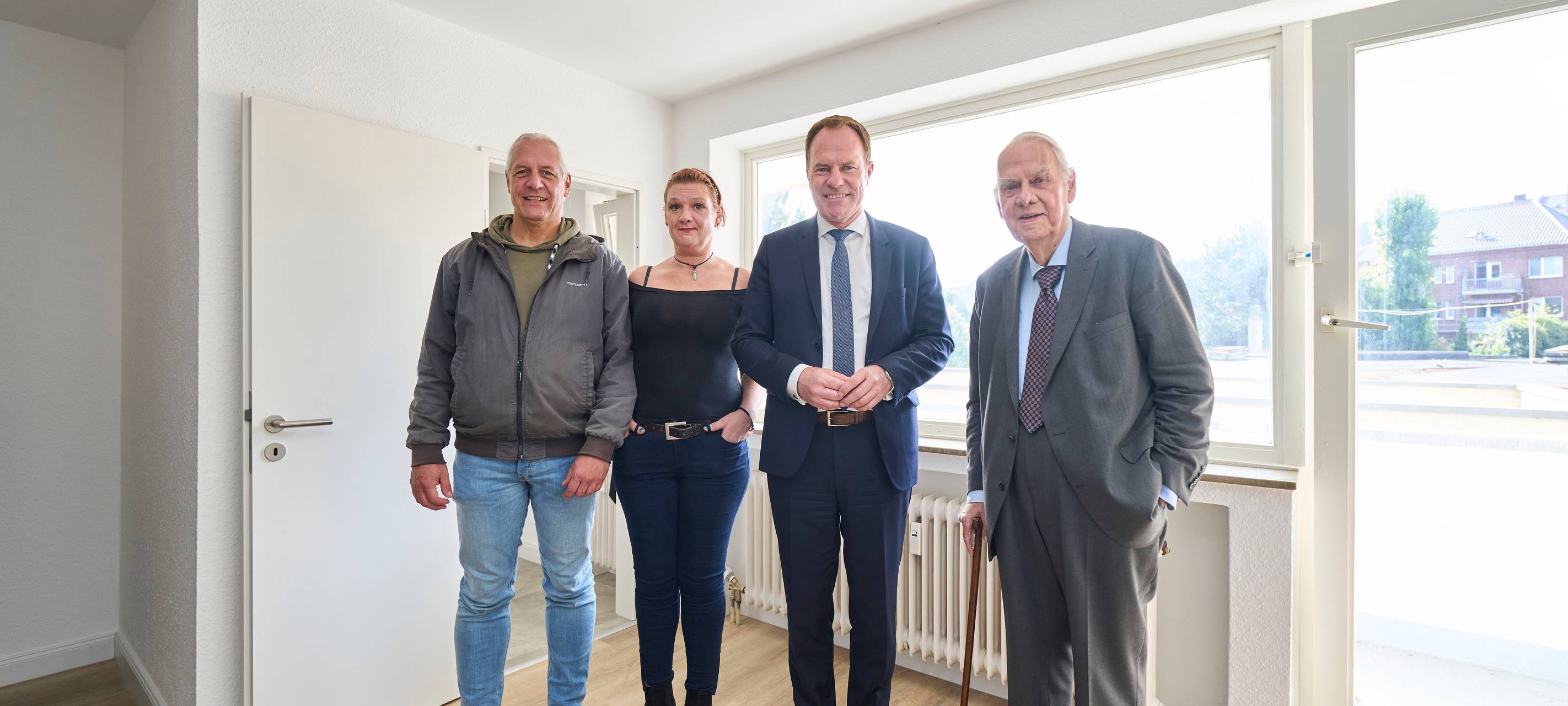 Housing First in Düsseldorf, OB Keller und Albrecht Woeste in einer Wohnung
