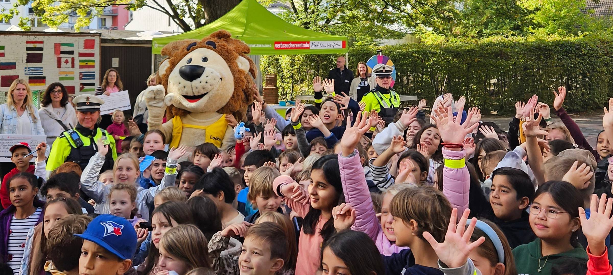 Grundschulkinder bei der Verleihung der Preise zum Zu-Fuß-zur-Schule-Tag.