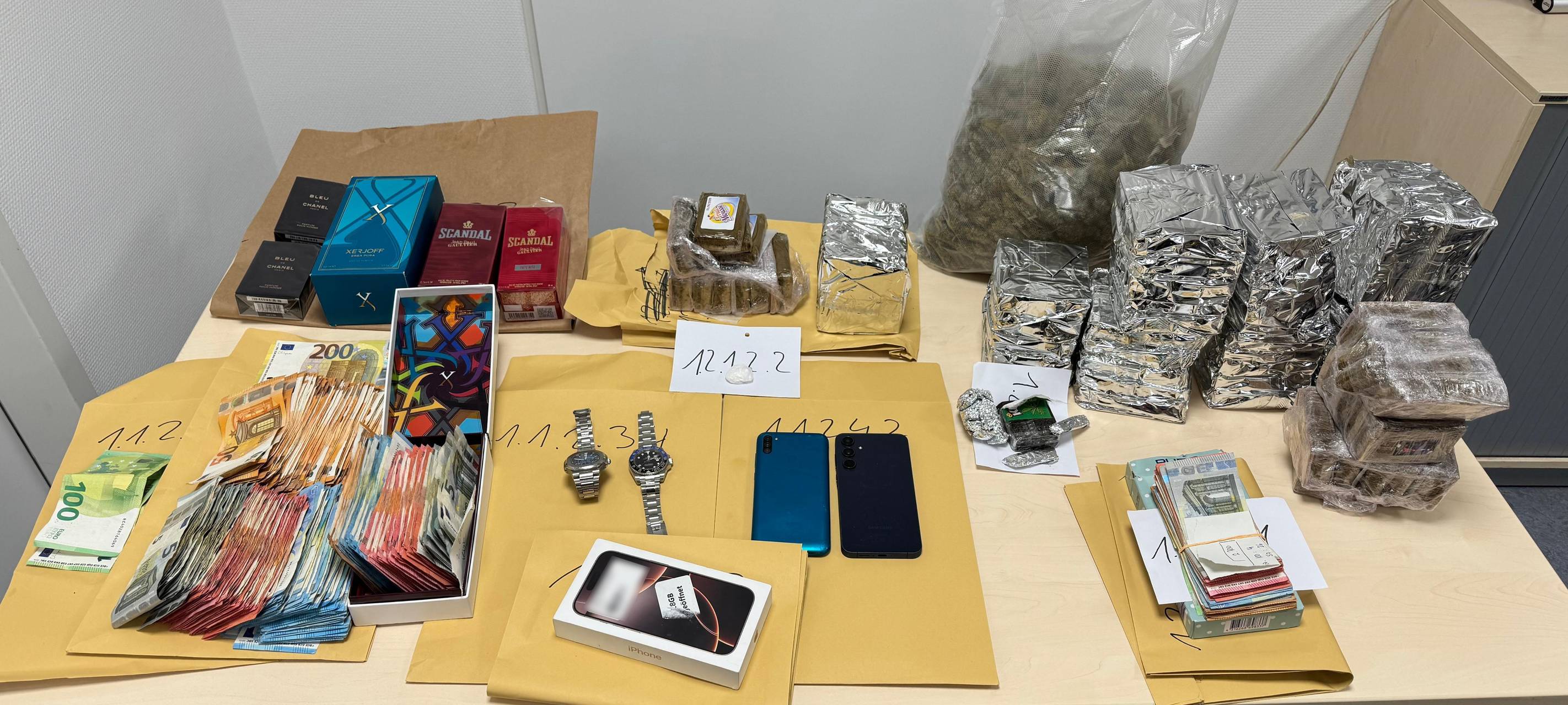 Die Ausbeute von Festnahmen in Düsseldorf. Polizei stellt zwei mutßmaliche Dealer.