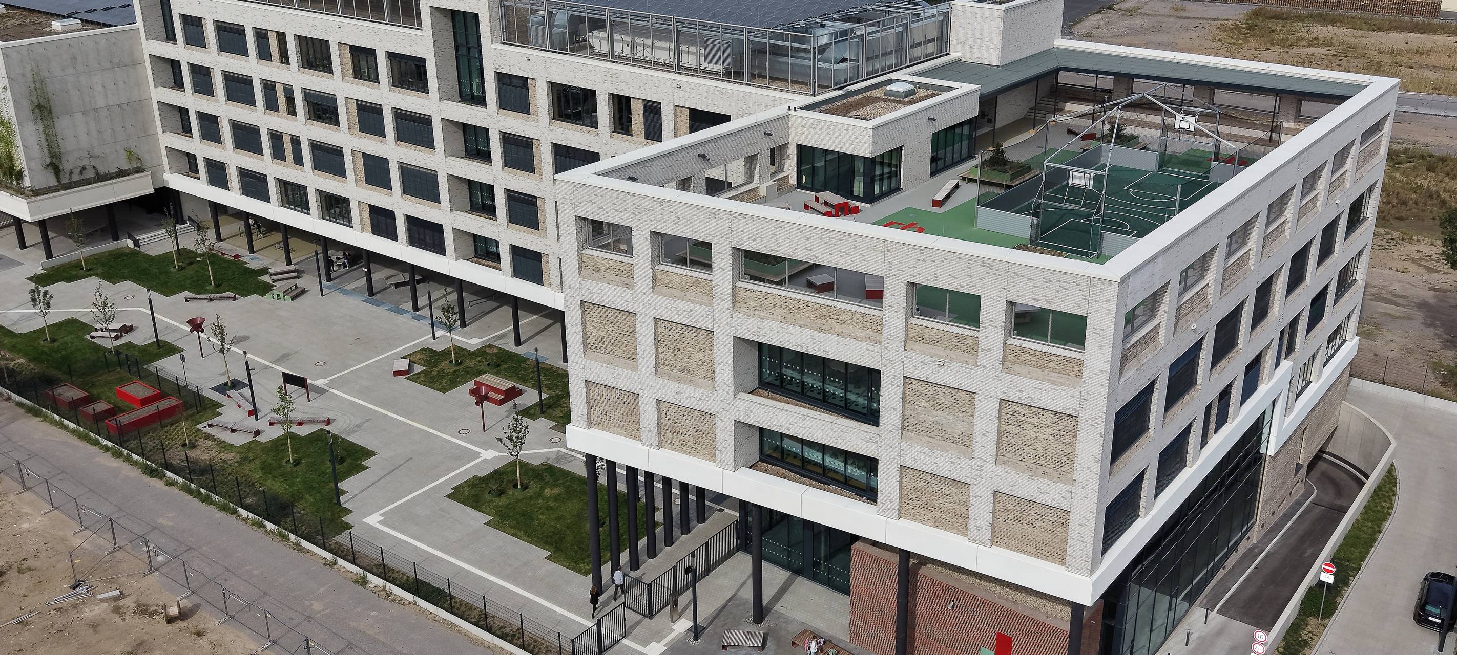 Die Realschule Benrath bietet auf 16.925 m² unter anderem eine Pausenhalle mit Sitzstufen, Freitreppe, Mensa, Cafeteria, Mehrzweckflächen, Lehrküche, Selbstlernzentrum sowie Schulhöfe auf dem Dach und im Erdgeschoss.