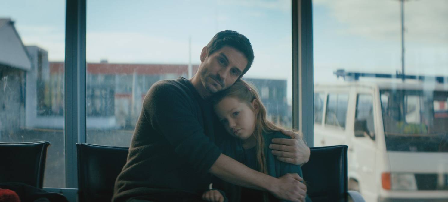 Micha umarmt seine kranke Tochter Jana