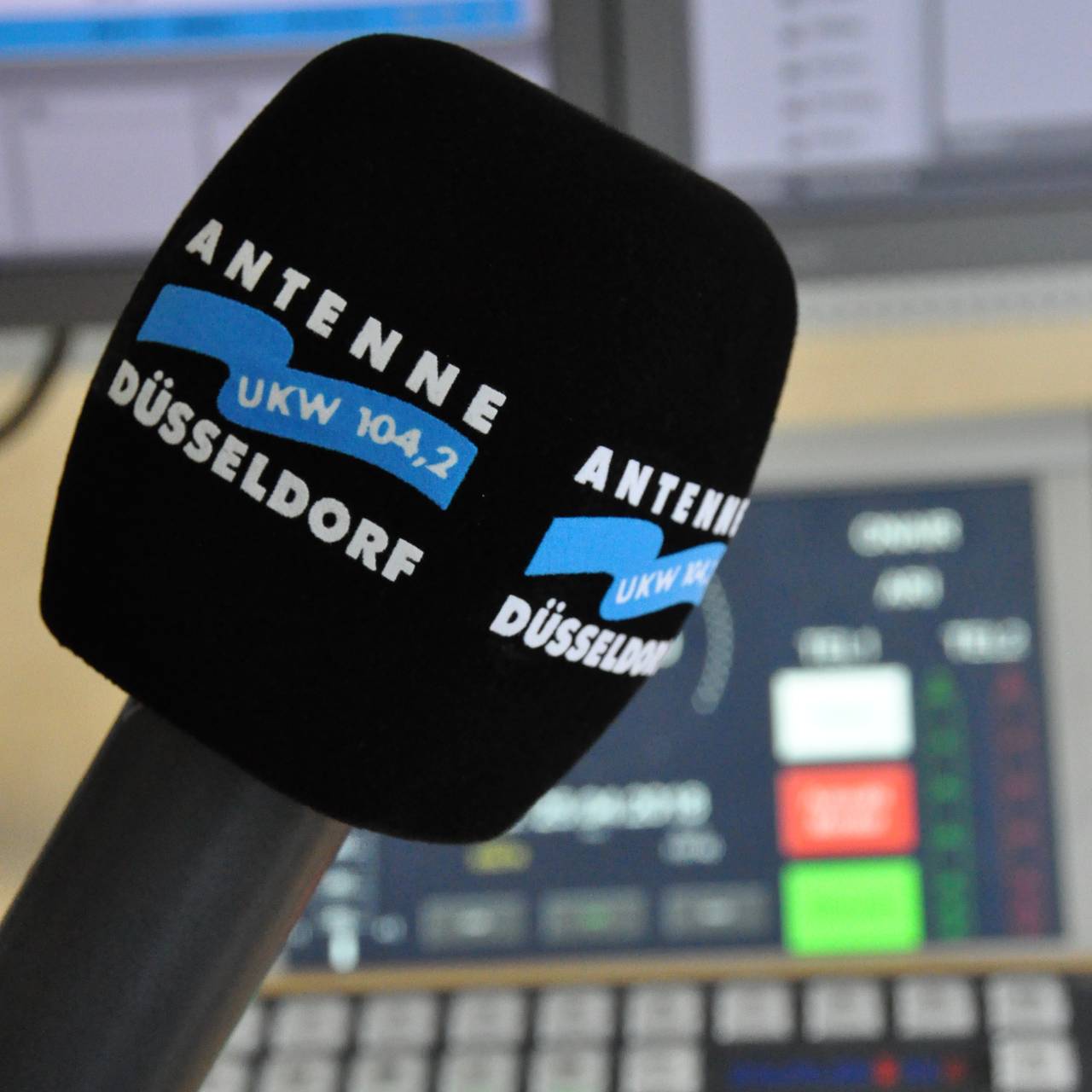 Ein Antenne-Düsseldorf Mikrofon im Studio. Im Hintergrund sind Regler zu erkennen.