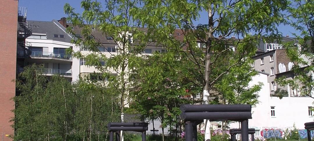 Bewässerungssäcke versorgen Jungbäume im Grünzug des Wohnquartiers "Le Flair".