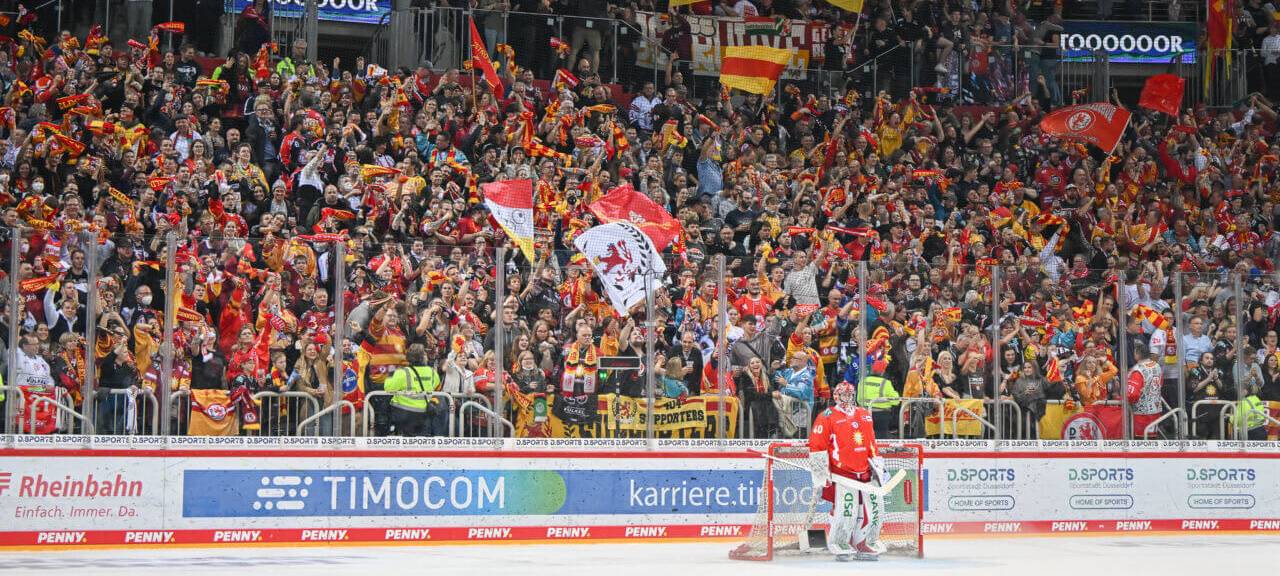 Eindrücke vom 1. Heimspiel der DEG der Saison gegen Kaufbeuren. Die Stehplätze sind gut gefüllt.