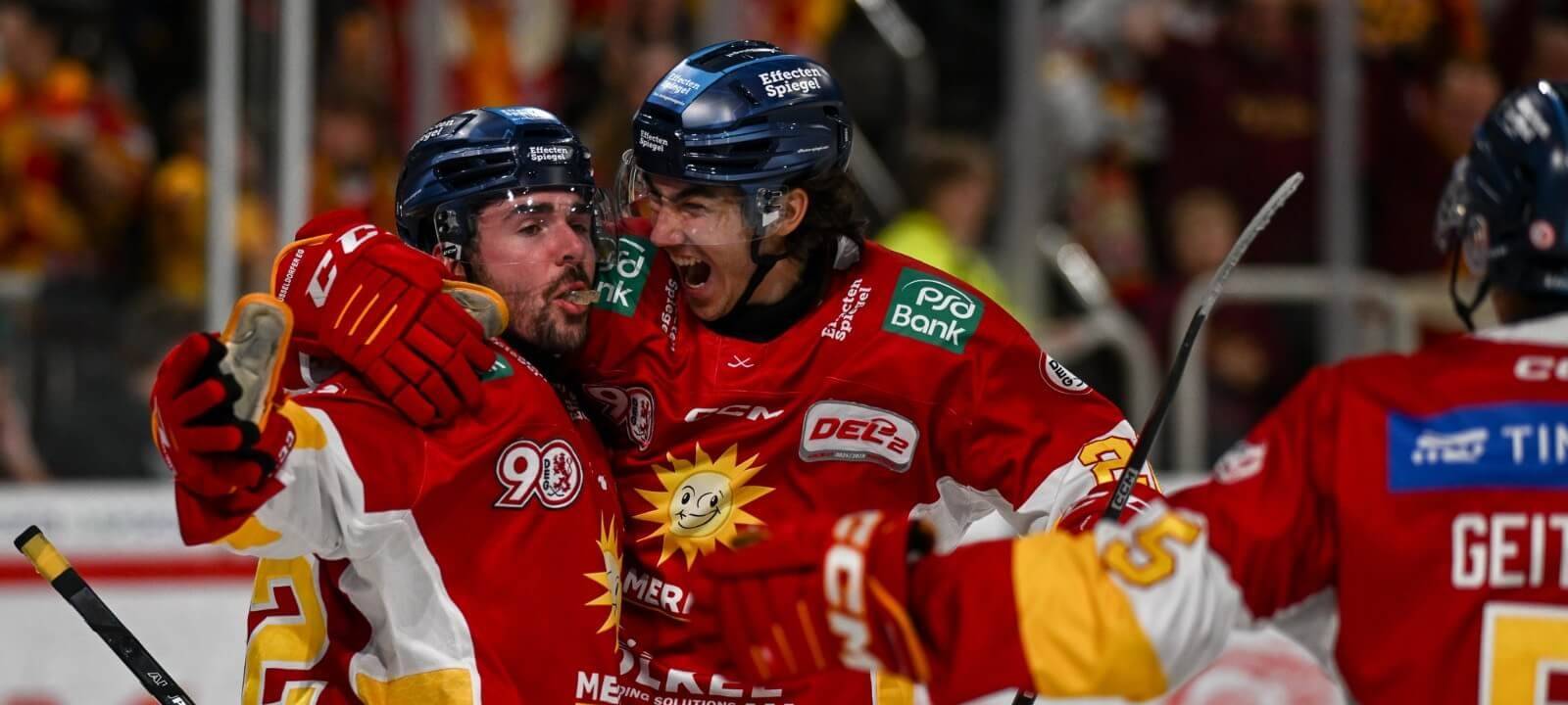 DEG-Spieler bejubeln im Rather Dome den Heimsieg gegen Kassel.