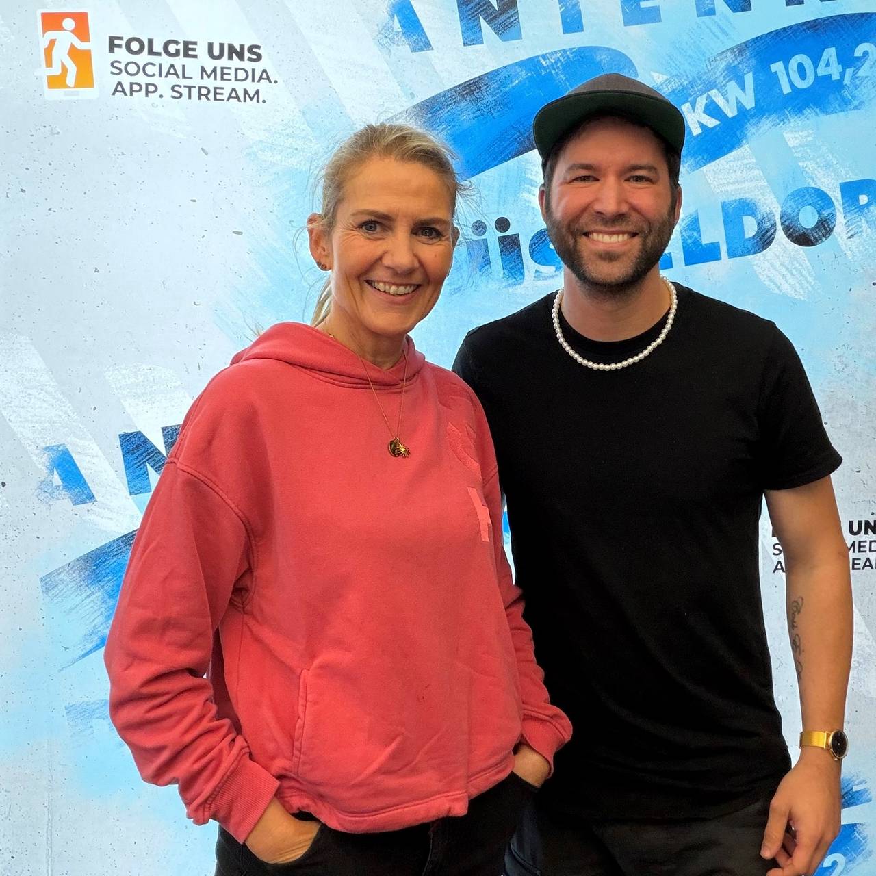 Antenne Düsseldorf Moderatorin Claudia Monréal (links) mit ihrem Talkgast enkelson. (rechts)