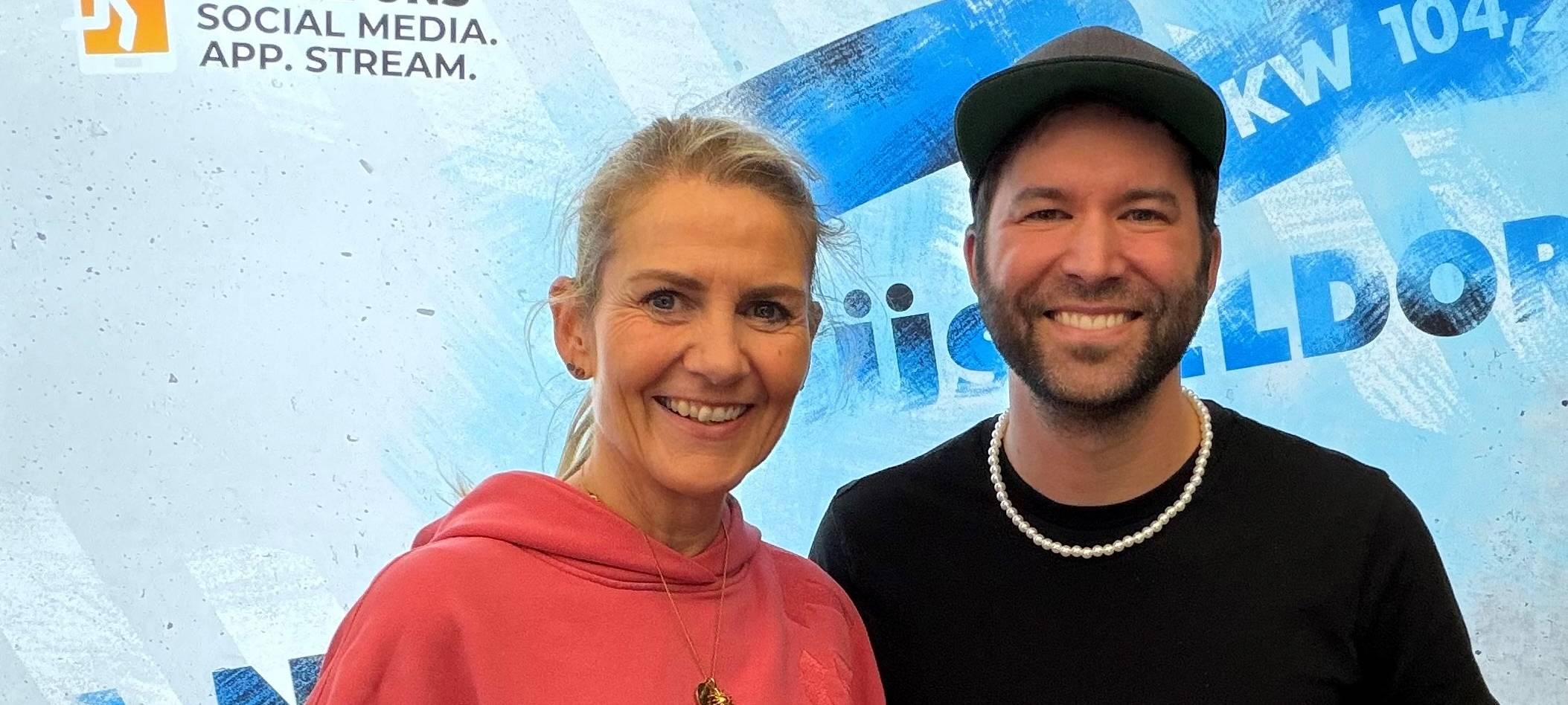 Antenne Düsseldorf Moderatorin Claudia Monréal (links) mit ihrem Talkgast enkelson. (rechts)