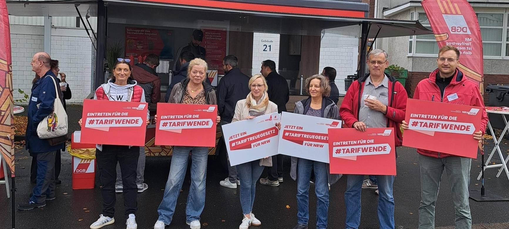 Beteiligte der Protestaktion vor dem Frittenmobil des DGB bei Kiepe