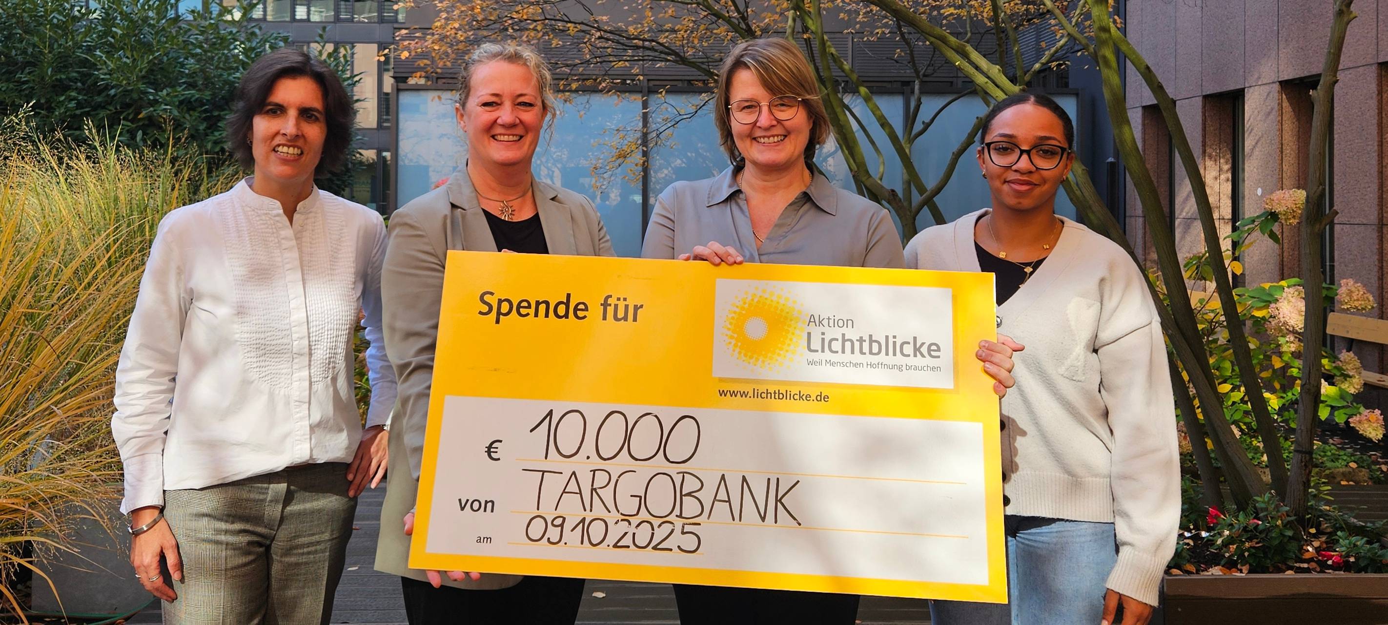 Vertreterinnen der TARGOBANK und der Aktion Lichtblicke mit dem Spendencheck über 10.000 Euro in der Mitte.