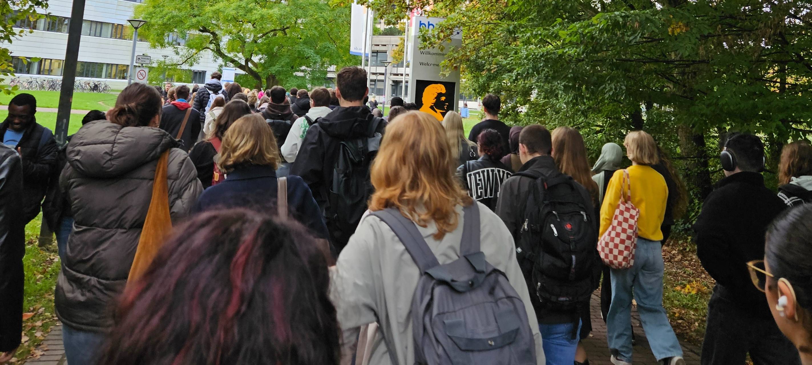Studierende auf am Campuseingang Uni Ost.