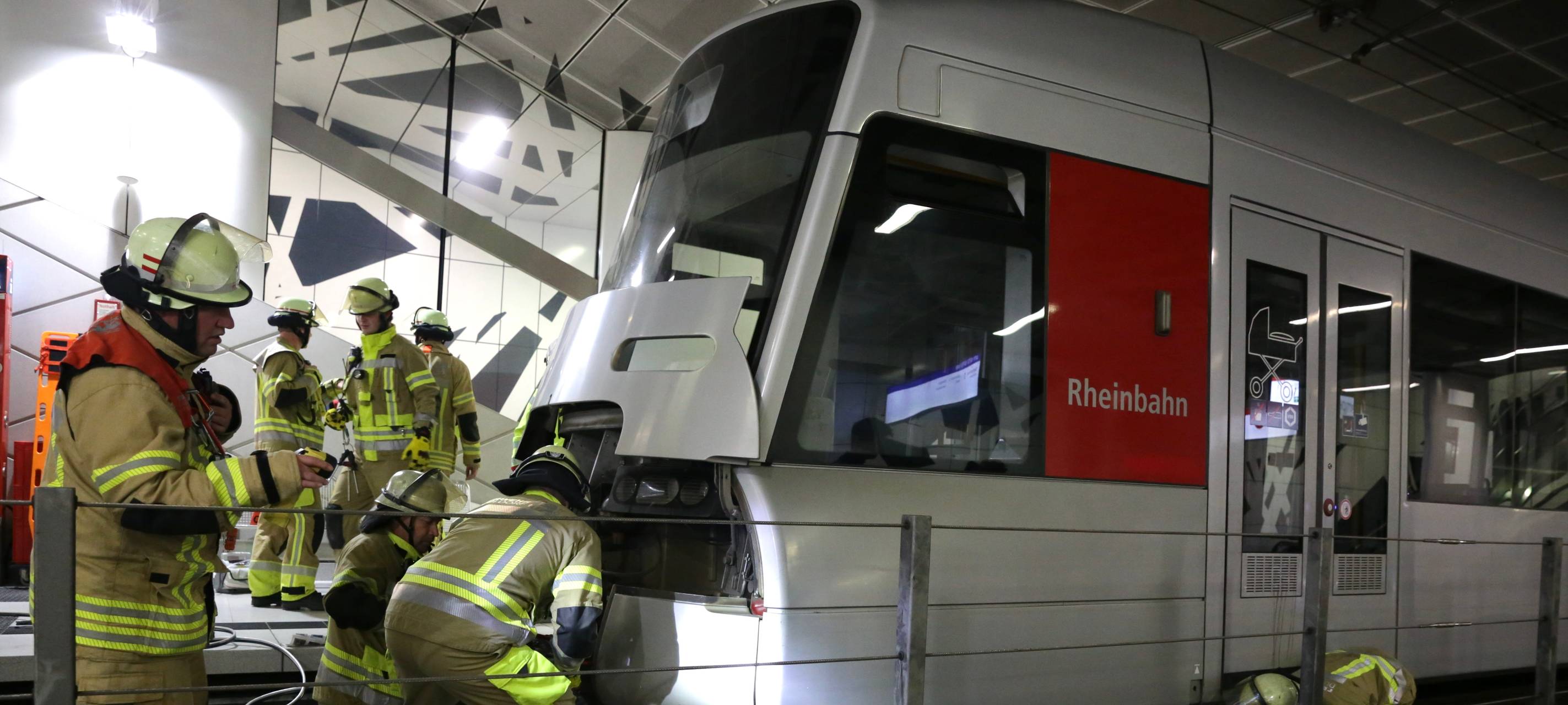 Die Düsseldorfer Feuerwehr übt gemeinsam mit der Rheinbahn den Ernstfall. Im U-Bahnhof Pempelforter Straße wird die Rettung einer verletzten Person geübt.