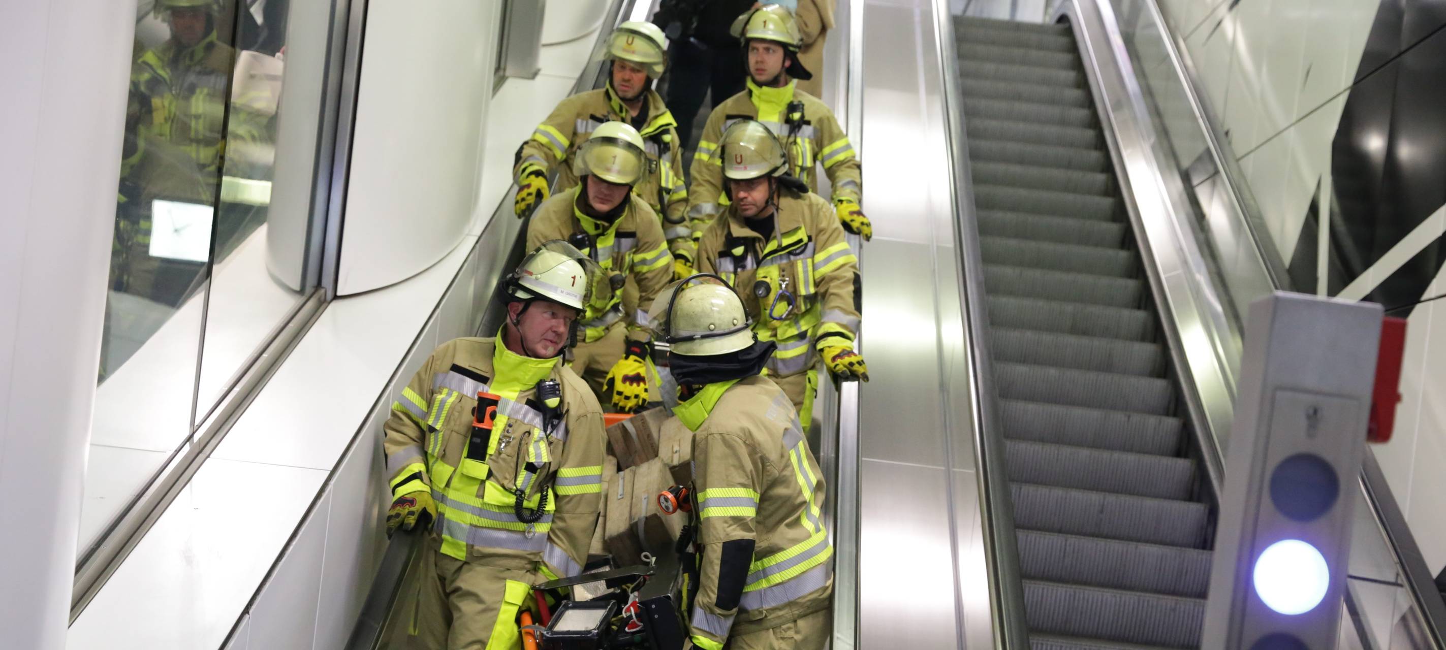 Die Düsseldorfer Feuerwehr übt gemeinsam mit der Rheinbahn den Ernstfall. Im U-Bahnhof Pempelforter Straße wird die Rettung einer verletzten Person geübt.