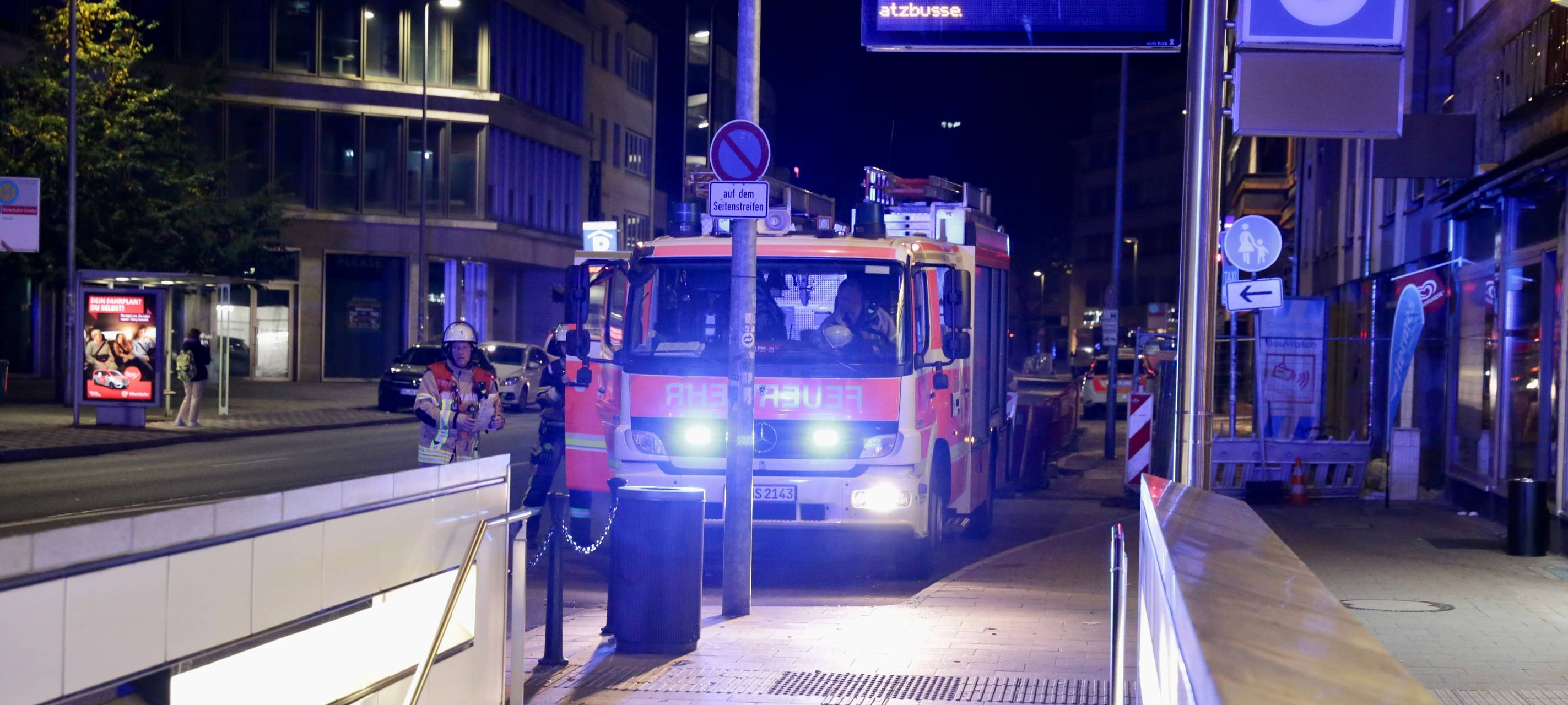Die Düsseldorfer Feuerwehr übt gemeinsam mit der Rheinbahn den Ernstfall. Im U-Bahnhof Pempelforter Straße wird die Rettung einer verletzten Person geübt.