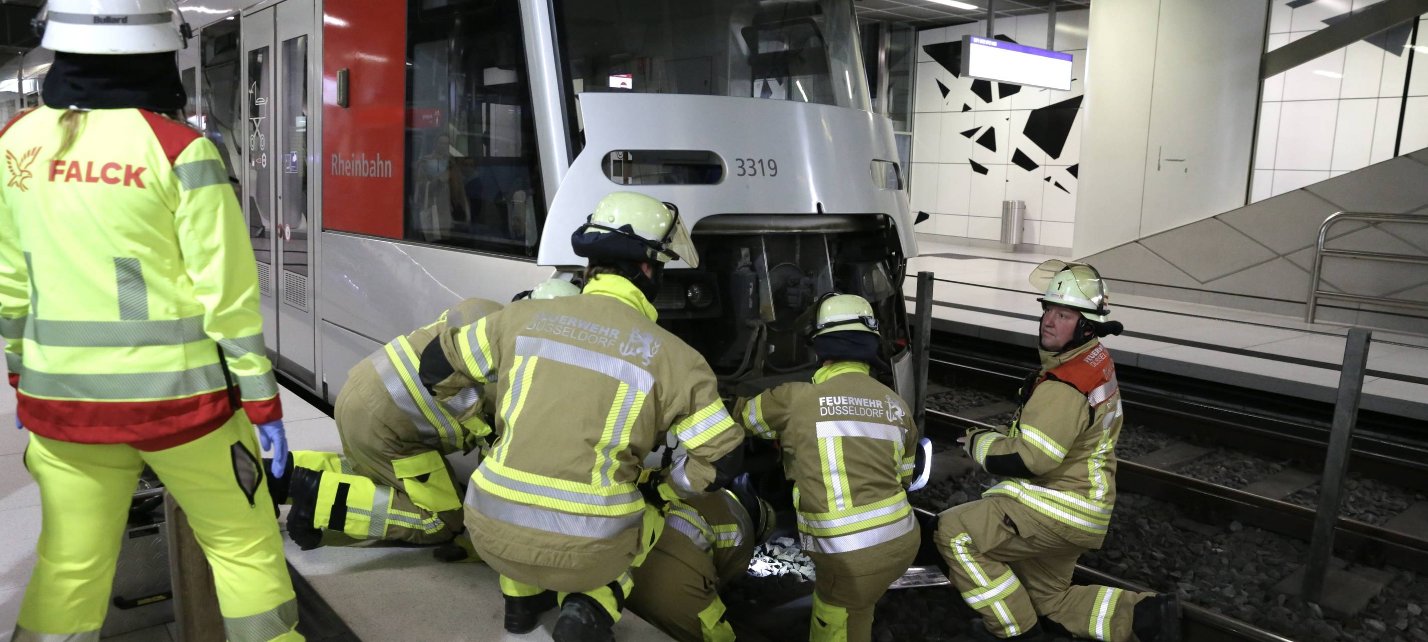 Die Düsseldorfer Feuerwehr übt gemeinsam mit der Rheinbahn den Ernstfall. Im U-Bahnhof Pempelforter Straße wird die Rettung einer verletzten Person geübt.