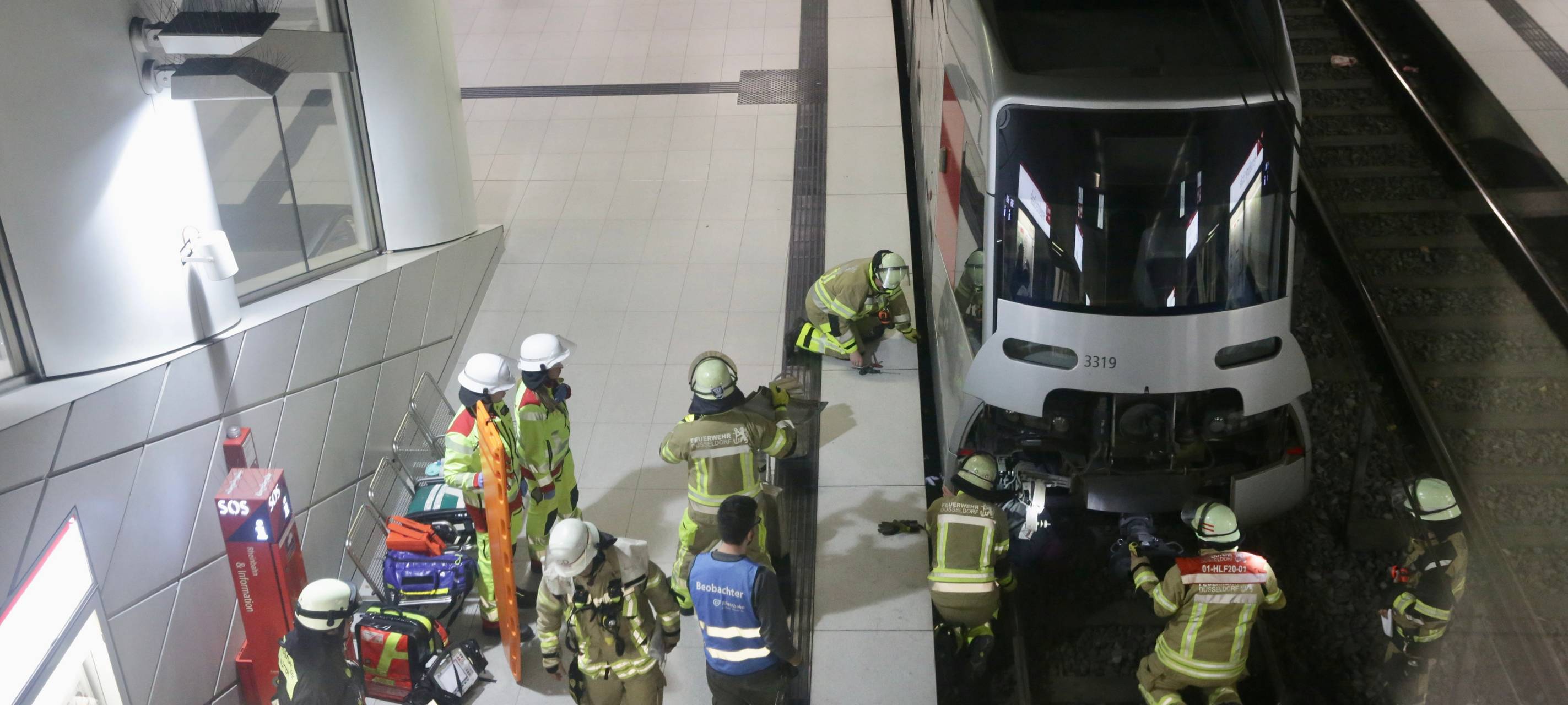 Die Düsseldorfer Feuerwehr übt gemeinsam mit der Rheinbahn den Ernstfall. Im U-Bahnhof Pempelforter Straße wird die Rettung einer verletzten Person geübt.