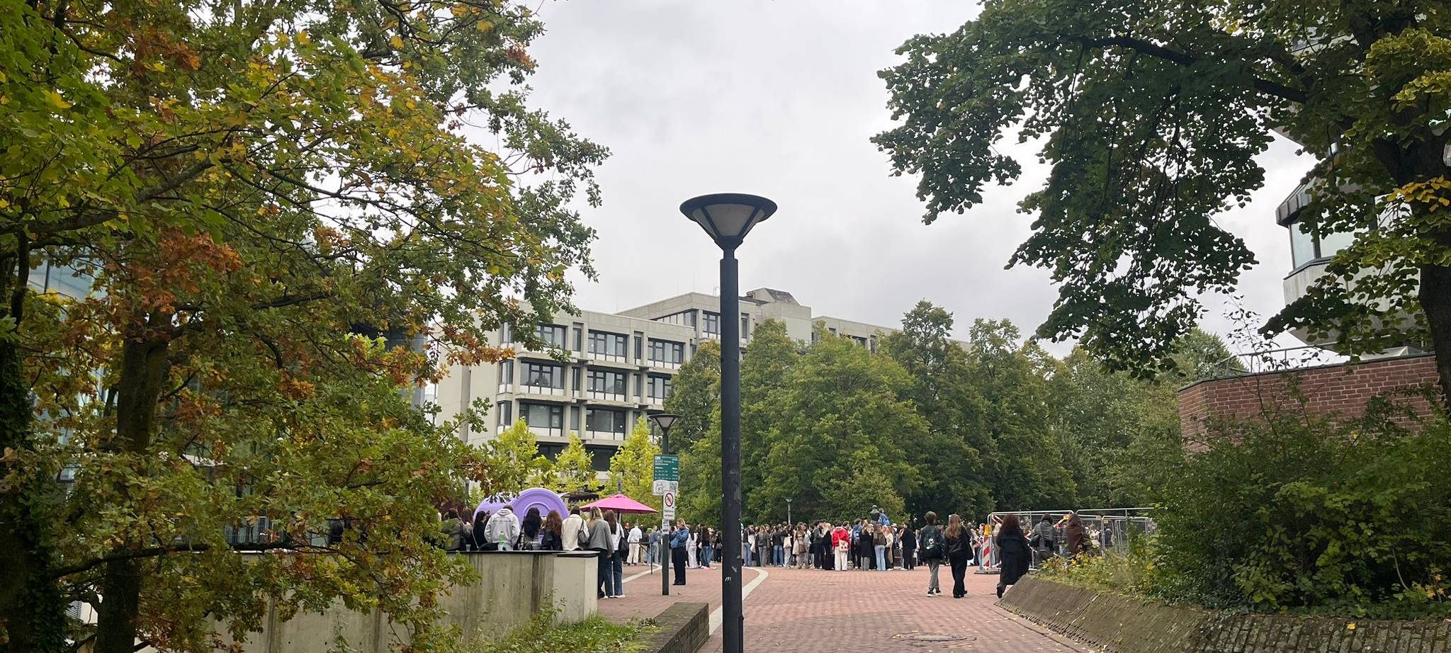 Campus der Heinrich-Heine-Uni. Blick auf den Platz vor der ULB eingerahmt von Bäumen.