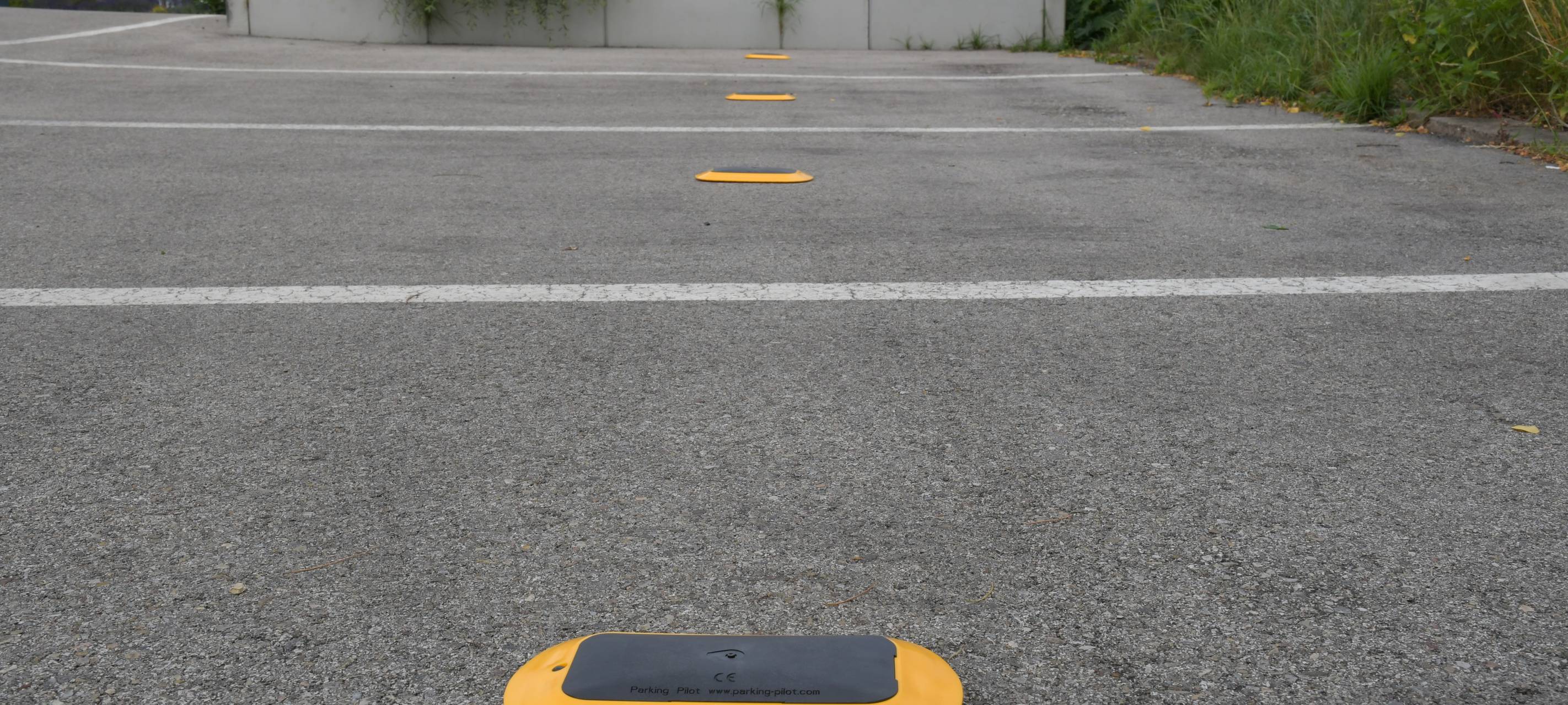 Durch schwarz-gelbe Bodensensoren lässt sich in Zukunft auf dem P+R-Platz Wittlaer die Verfügbarkeit freier Parkplätze vor Ort digital ermitteln.