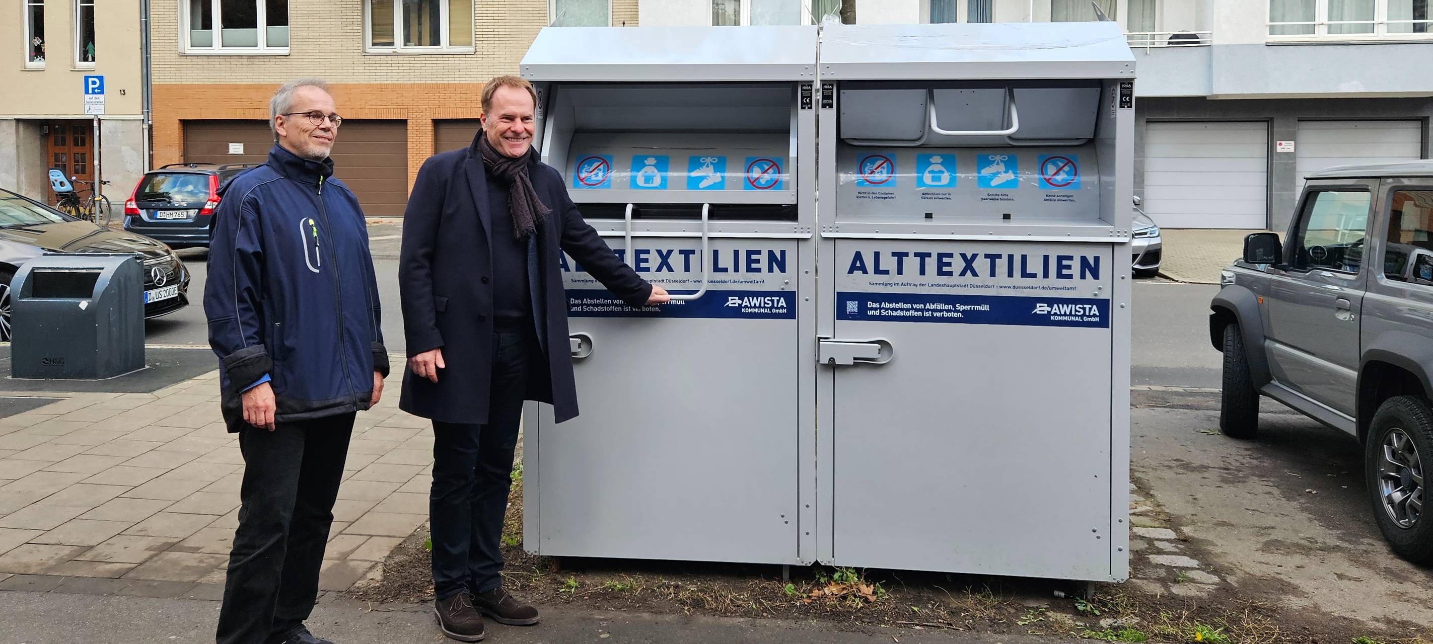 Einweihung von einem der 30 neuen Altkleidercontainer.