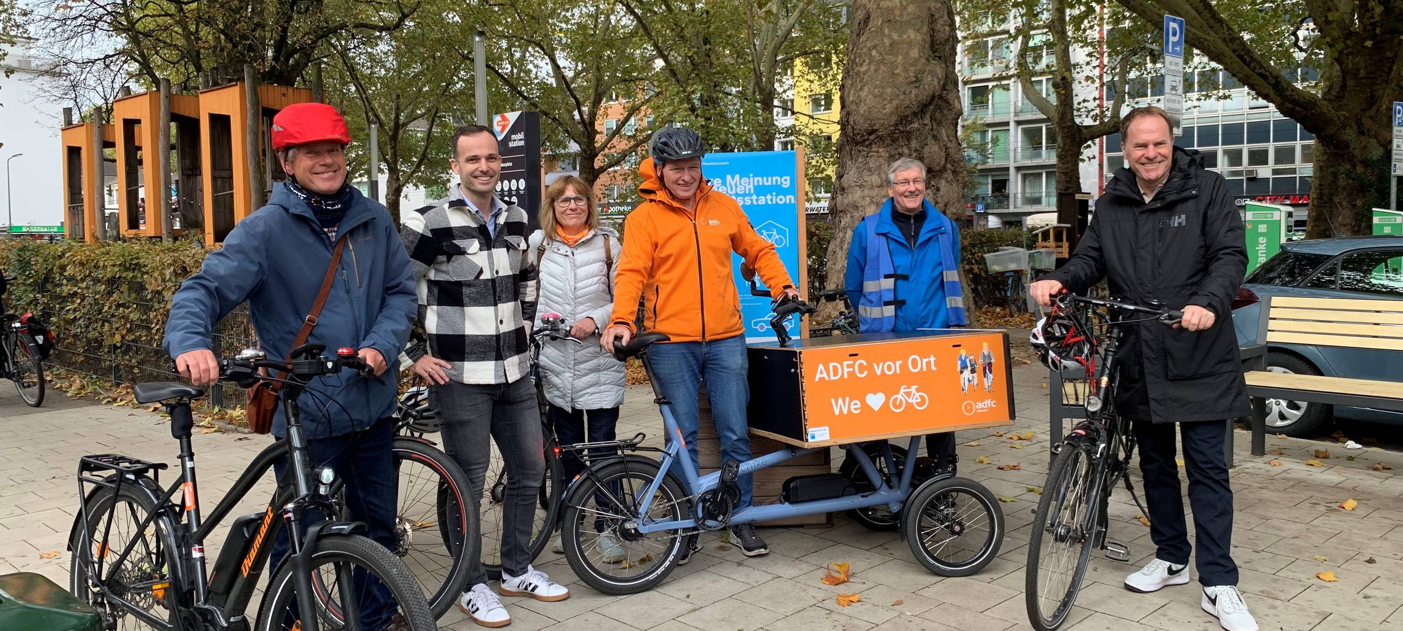 Mehrere Menschen vom ADFC gemeinsam mit OB Stephan Keller und mehreren Fahrrädern.