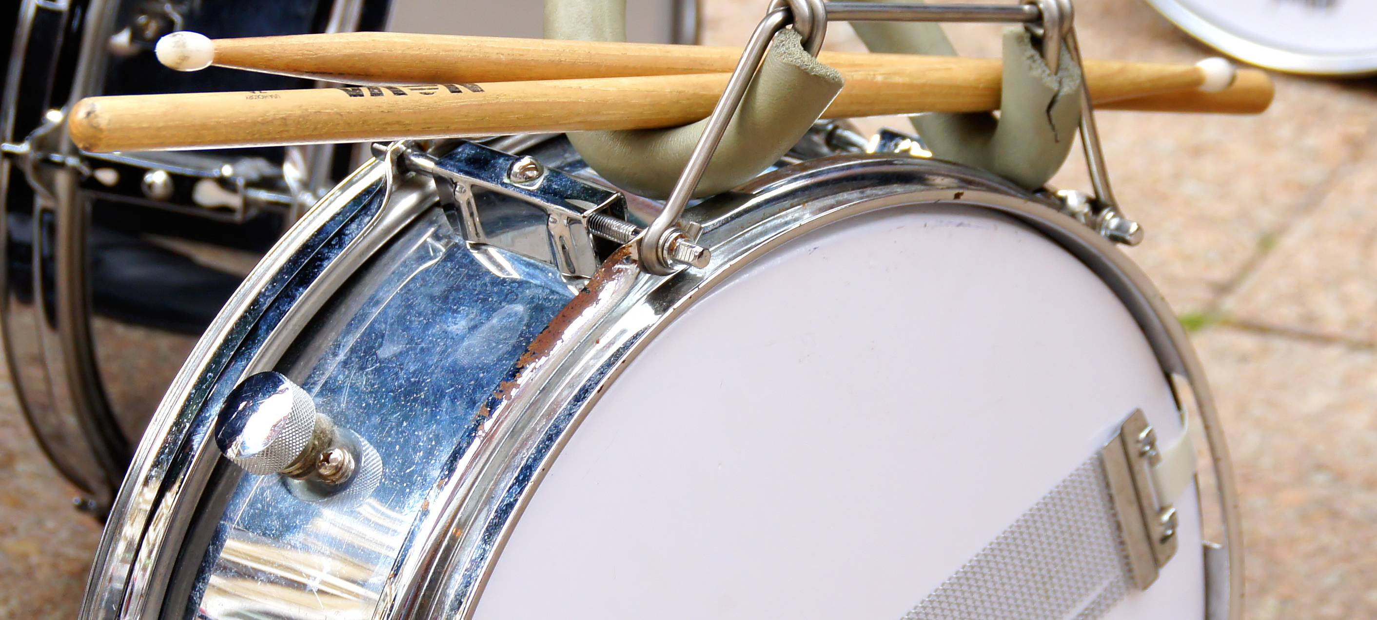 Auf diesem Bild sind Schützen aus Düsseldorf zu sehen. Sie gehören dem Sappeurcorps an und tragen eine traditionelle Uniform.