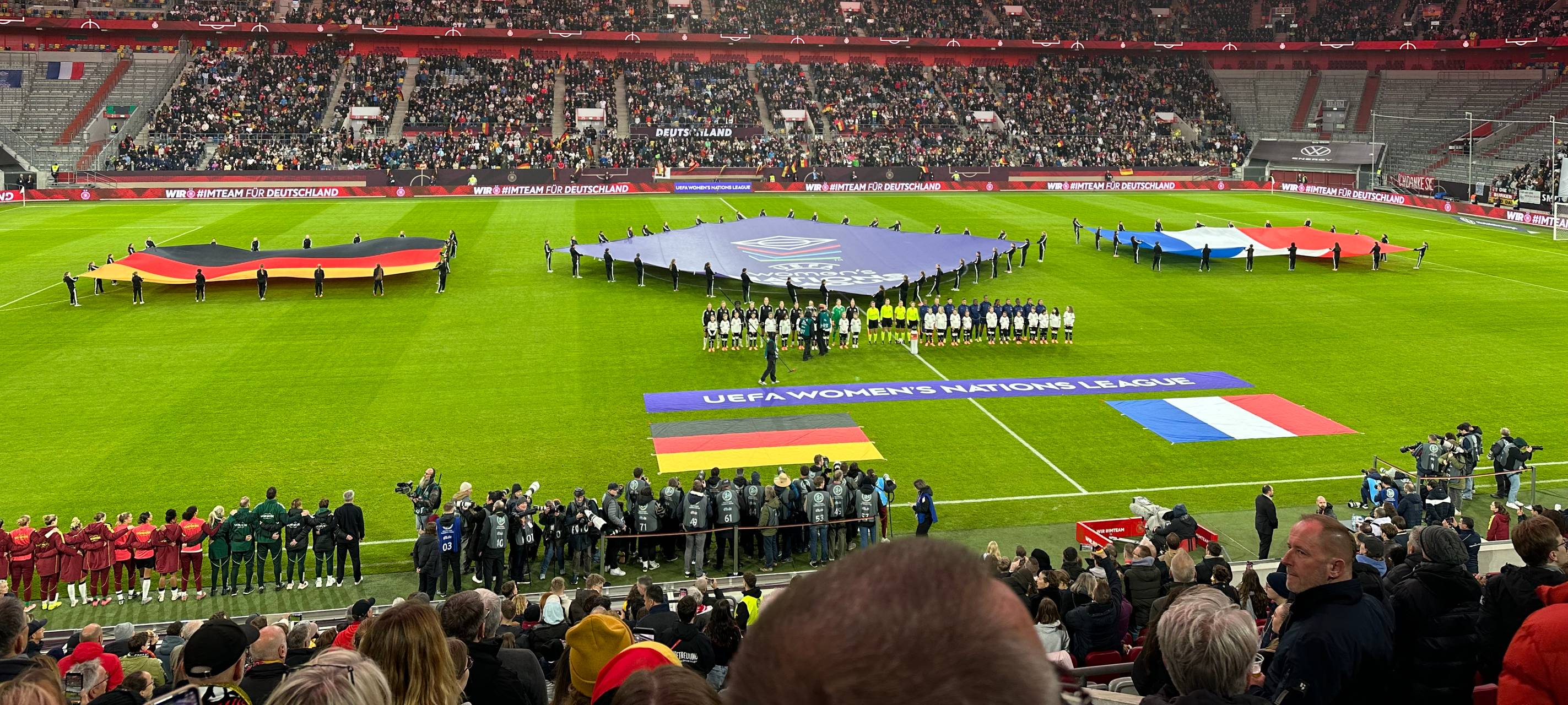 Ein Blick in die Arena vor ANpfiff mit deutscher und französischer Fahne