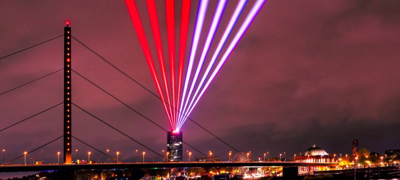 Bilder von der Laserscape „Comet of Europe". Rote Laser erleuchten den Himmel von Düsseldorf.