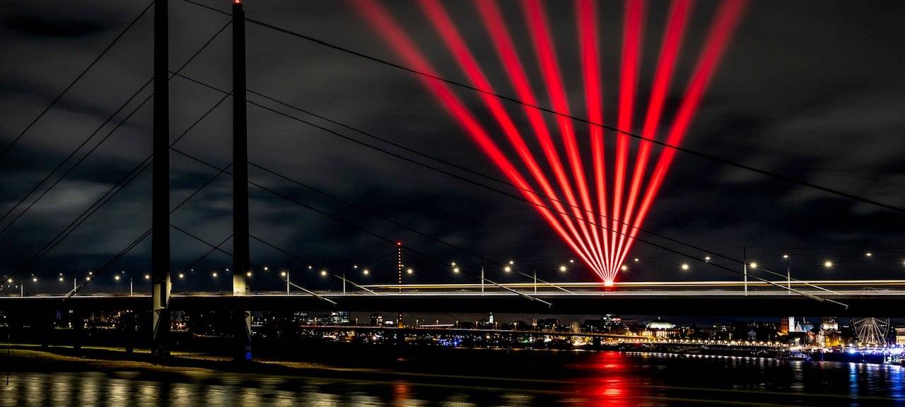 Bilder von der Laserscape „Comet of Europe". Rote Laser erleuchten den Himmel von Düsseldorf.