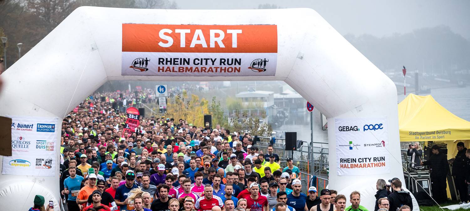 Viele Läuferinnen und Läufer beim Start des Rhein City Runs.