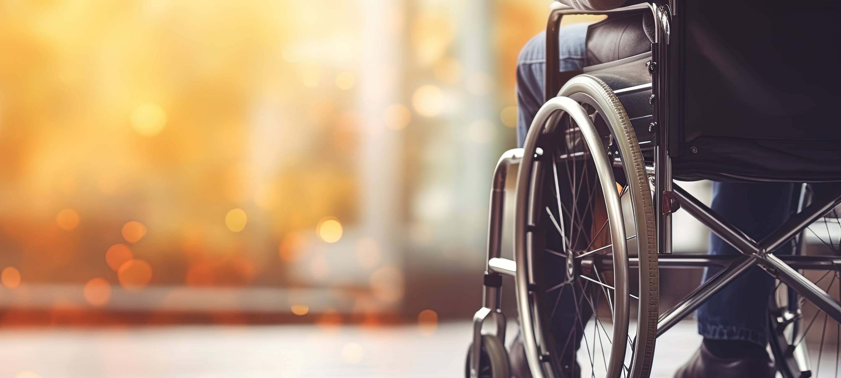 Mann im Rollstuhl mit körperlicher Behinderung, Nahaufnahme, freier Hintergrund.