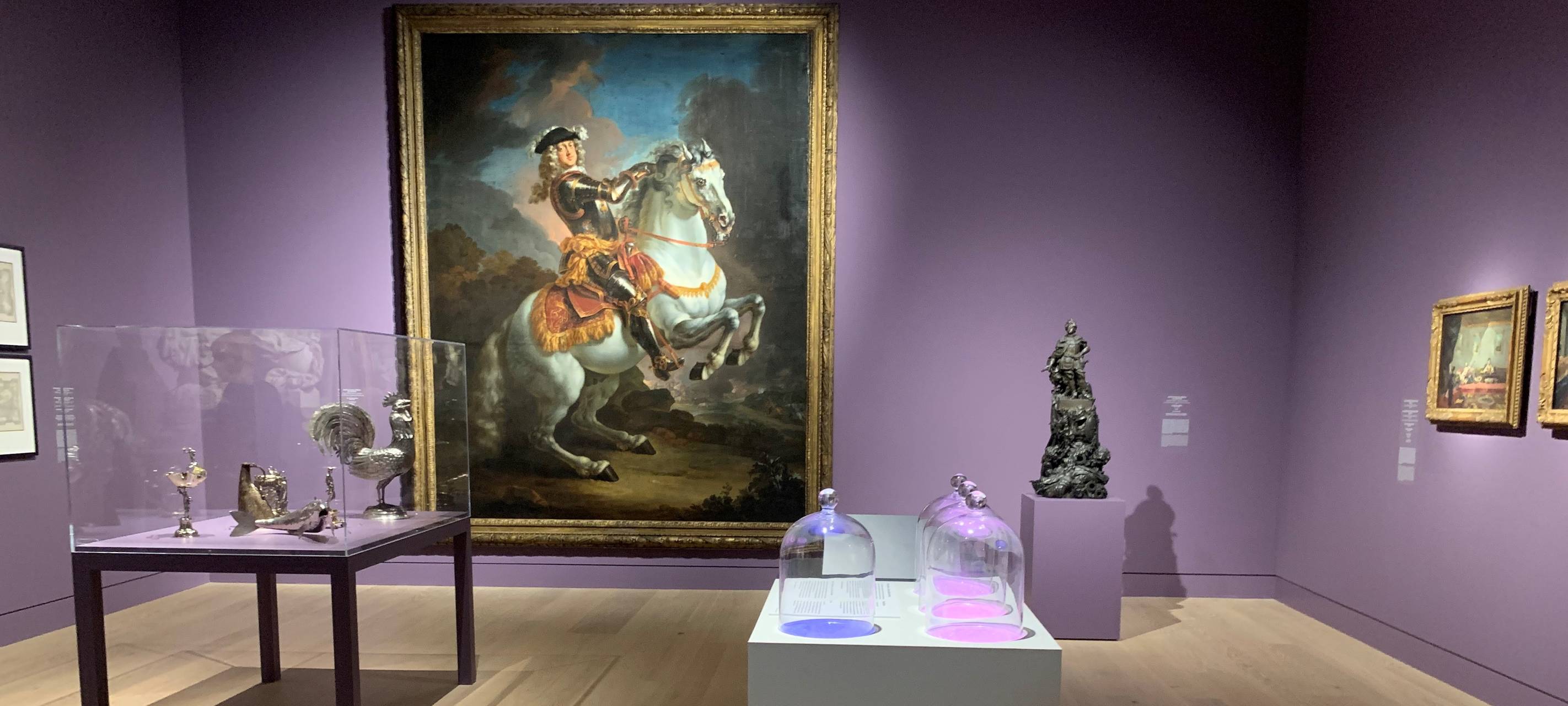 Ein Raum des Museum Kunstpalastes, in dem verschiedene Düfte unter Glashauben platziert sind.